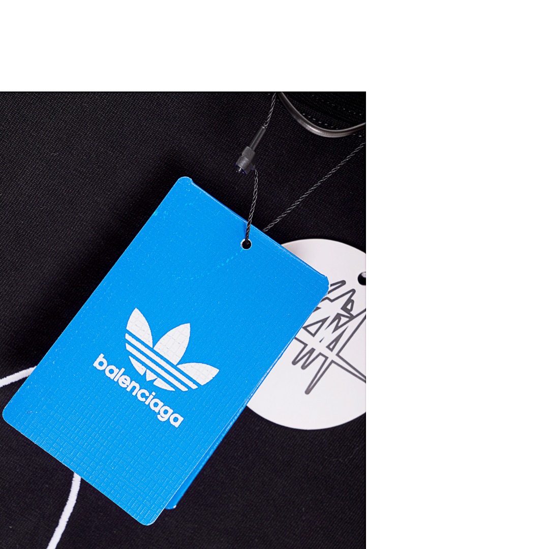 💰150
Balenciaga/巴黎世家 x Adidas联名Logo刺绣圆领套头短袖T恤
Size:XS S M L
刺绣:直线挺直,曲线圆顺;针迹整齐,边缘无参差现象;绣面平服,丝缕不歪斜;针距一致,不露底,不重叠;绣面光洁,无墨迹等污渍。采用先进的进口绣花机器来确保每一个客户的logo绣花质量。
面料:采用26支精梳棉+10支全棉,克重180G,面料用的是国产新疆优质棉纱,新疆棉花是国产棉花中公认的优等材料。布料是用国际公认的福原针织机织造,面料纹理清晰,回弹性好,抗皱性很强,耐磨性和透气性较好,贴肤,不容易松垮具有持久挺阔效果,面料光泽度、强度、耐磨性较好,缩水率小,骨架感很好。纯棉布是气流液缸生产,环保染色达到国家一等品要求,不易掉色,不容易出现折痕爪痕
版型:合身版型,好穿到一年四季都可拥有:缝纫机针采用9号圆头针,不扎破不扎断面料的纤维,走线3CM/14针的密度,紧密不松垮不稀疏;缝纫线采用进口防油处理线,不会出现油渍现象;坎车为银剑带刀进口车,不吃布、不余布,足足的品牌高货感!
款式编号:QQ-56056056016