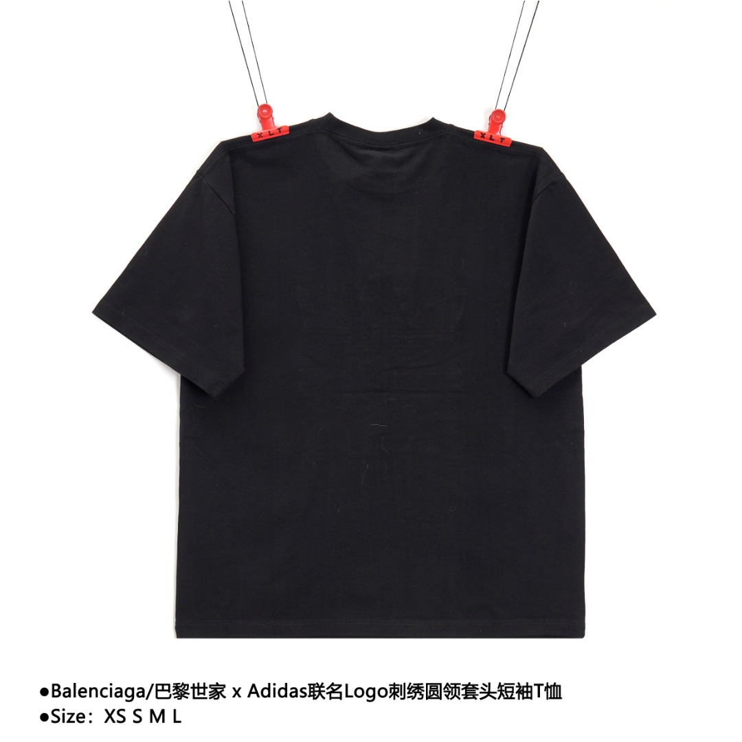 💰150
Balenciaga/巴黎世家 x Adidas联名Logo刺绣圆领套头短袖T恤
Size:XS S M L
刺绣:直线挺直,曲线圆顺;针迹整齐,边缘无参差现象;绣面平服,丝缕不歪斜;针距一致,不露底,不重叠;绣面光洁,无墨迹等污渍。采用先进的进口绣花机器来确保每一个客户的logo绣花质量。
面料:采用26支精梳棉+10支全棉,克重180G,面料用的是国产新疆优质棉纱,新疆棉花是国产棉花中公认的优等材料。布料是用国际公认的福原针织机织造,面料纹理清晰,回弹性好,抗皱性很强,耐磨性和透气性较好,贴肤,不容易松垮具有持久挺阔效果,面料光泽度、强度、耐磨性较好,缩水率小,骨架感很好。纯棉布是气流液缸生产,环保染色达到国家一等品要求,不易掉色,不容易出现折痕爪痕
版型:合身版型,好穿到一年四季都可拥有:缝纫机针采用9号圆头针,不扎破不扎断面料的纤维,走线3CM/14针的密度,紧密不松垮不稀疏;缝纫线采用进口防油处理线,不会出现油渍现象;坎车为银剑带刀进口车,不吃布、不余布,足足的品牌高货感!
款式编号:QQ-56056056016