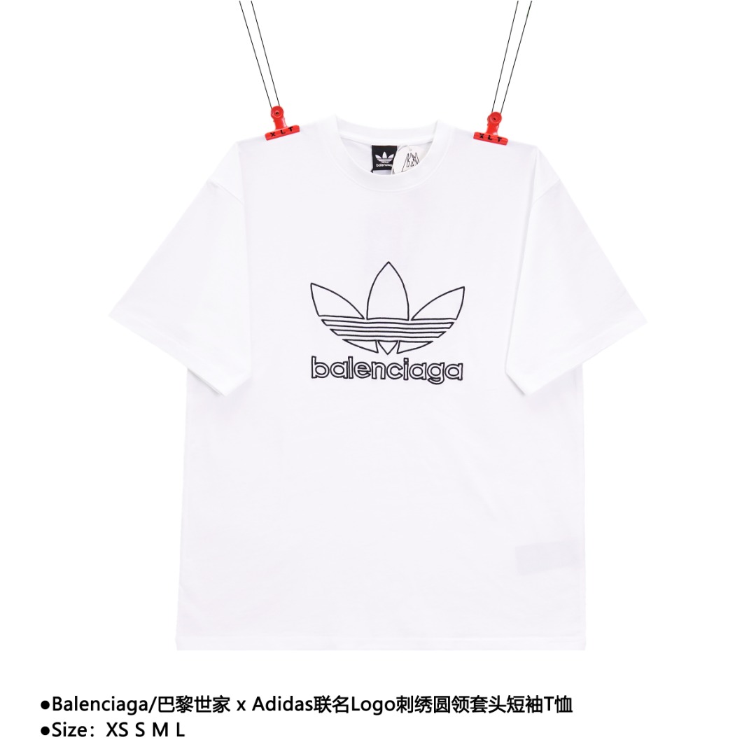 💰150
Balenciaga/巴黎世家 x Adidas联名Logo刺绣圆领套头短袖T恤
Size:XS S M L
刺绣:直线挺直,曲线圆顺;针迹整齐,边缘无参差现象;绣面平服,丝缕不歪斜;针距一致,不露底,不重叠;绣面光洁,无墨迹等污渍。采用先进的进口绣花机器来确保每一个客户的logo绣花质量。
面料:采用26支精梳棉+10支全棉,克重180G,面料用的是国产新疆优质棉纱,新疆棉花是国产棉花中公认的优等材料。布料是用国际公认的福原针织机织造,面料纹理清晰,回弹性好,抗皱性很强,耐磨性和透气性较好,贴肤,不容易松垮具有持久挺阔效果,面料光泽度、强度、耐磨性较好,缩水率小,骨架感很好。纯棉布是气流液缸生产,环保染色达到国家一等品要求,不易掉色,不容易出现折痕爪痕
版型:合身版型,好穿到一年四季都可拥有:缝纫机针采用9号圆头针,不扎破不扎断面料的纤维,走线3CM/14针的密度,紧密不松垮不稀疏;缝纫线采用进口防油处理线,不会出现油渍现象;坎车为银剑带刀进口车,不吃布、不余布,足足的品牌高货感!
款式编号:QQ-56056056016