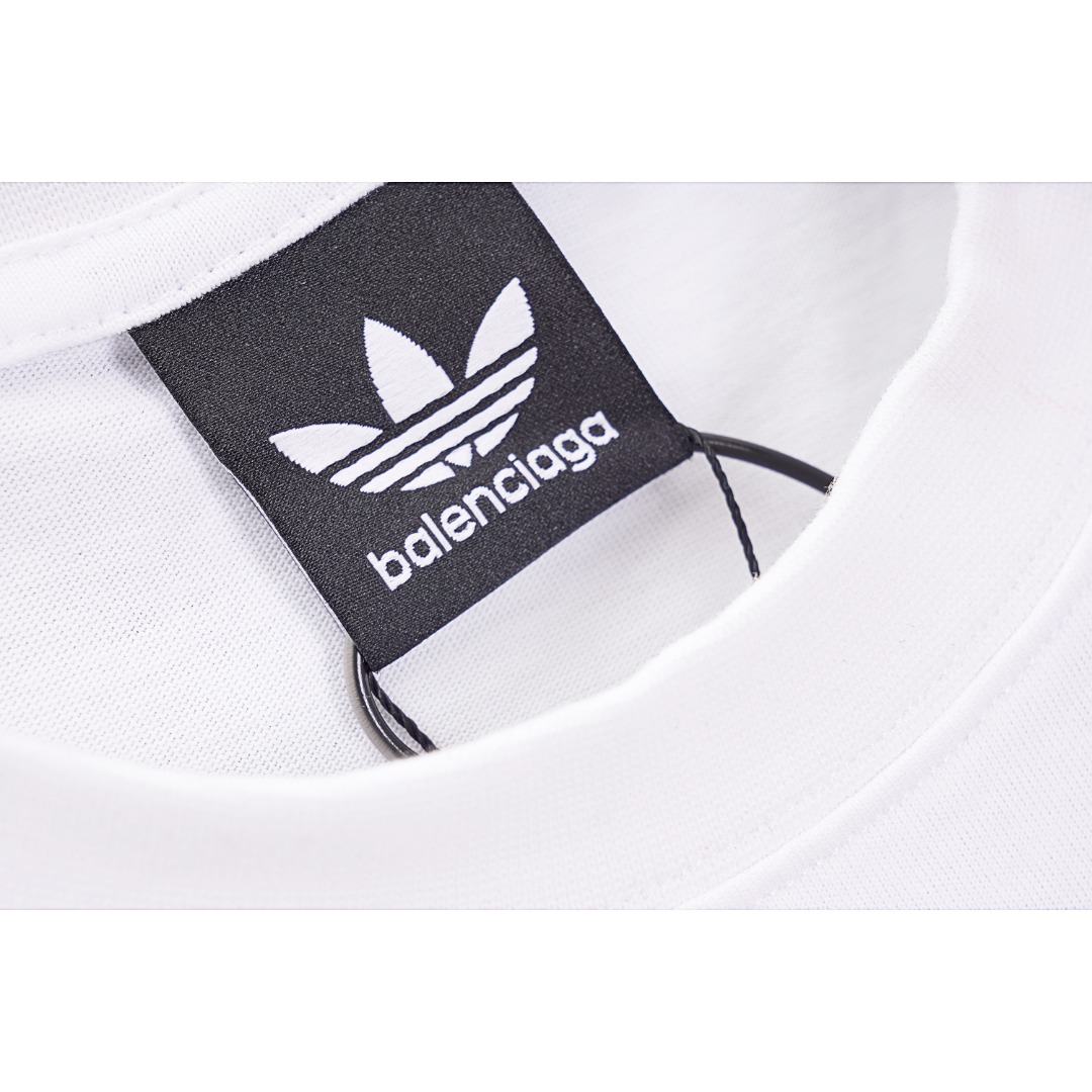 💰150
Balenciaga/巴黎世家 x Adidas联名Logo刺绣圆领套头短袖T恤
Size:XS S M L
刺绣:直线挺直,曲线圆顺;针迹整齐,边缘无参差现象;绣面平服,丝缕不歪斜;针距一致,不露底,不重叠;绣面光洁,无墨迹等污渍。采用先进的进口绣花机器来确保每一个客户的logo绣花质量。
面料:采用26支精梳棉+10支全棉,克重180G,面料用的是国产新疆优质棉纱,新疆棉花是国产棉花中公认的优等材料。布料是用国际公认的福原针织机织造,面料纹理清晰,回弹性好,抗皱性很强,耐磨性和透气性较好,贴肤,不容易松垮具有持久挺阔效果,面料光泽度、强度、耐磨性较好,缩水率小,骨架感很好。纯棉布是气流液缸生产,环保染色达到国家一等品要求,不易掉色,不容易出现折痕爪痕
版型:合身版型,好穿到一年四季都可拥有:缝纫机针采用9号圆头针,不扎破不扎断面料的纤维,走线3CM/14针的密度,紧密不松垮不稀疏;缝纫线采用进口防油处理线,不会出现油渍现象;坎车为银剑带刀进口车,不吃布、不余布,足足的品牌高货感!
款式编号:QQ-56056056016