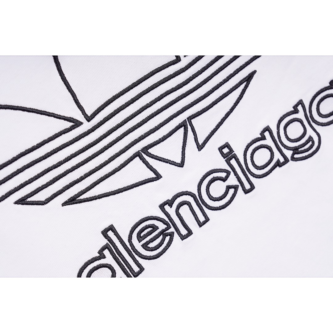 💰150
Balenciaga/巴黎世家 x Adidas联名Logo刺绣圆领套头短袖T恤
Size:XS S M L
刺绣:直线挺直,曲线圆顺;针迹整齐,边缘无参差现象;绣面平服,丝缕不歪斜;针距一致,不露底,不重叠;绣面光洁,无墨迹等污渍。采用先进的进口绣花机器来确保每一个客户的logo绣花质量。
面料:采用26支精梳棉+10支全棉,克重180G,面料用的是国产新疆优质棉纱,新疆棉花是国产棉花中公认的优等材料。布料是用国际公认的福原针织机织造,面料纹理清晰,回弹性好,抗皱性很强,耐磨性和透气性较好,贴肤,不容易松垮具有持久挺阔效果,面料光泽度、强度、耐磨性较好,缩水率小,骨架感很好。纯棉布是气流液缸生产,环保染色达到国家一等品要求,不易掉色,不容易出现折痕爪痕
版型:合身版型,好穿到一年四季都可拥有:缝纫机针采用9号圆头针,不扎破不扎断面料的纤维,走线3CM/14针的密度,紧密不松垮不稀疏;缝纫线采用进口防油处理线,不会出现油渍现象;坎车为银剑带刀进口车,不吃布、不余布,足足的品牌高货感!
款式编号:QQ-56056056016