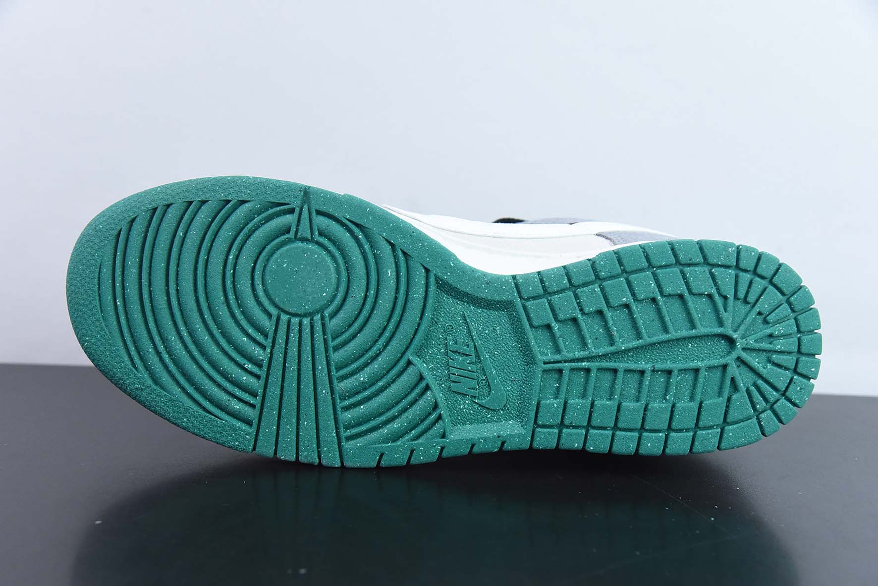 Nike SB Dunk Low SE"85 Double Swoosh/Grey/Black/White"扣篮系列低帮休闲运动滑板板鞋“拼色深灰浅灰黑白双钩”货号：DO9457-132