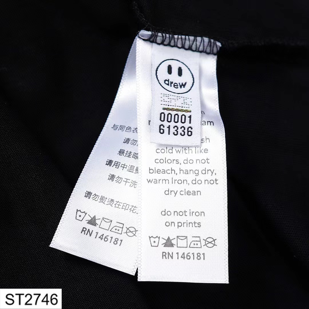 供货价:19.9💰『官网特别短袖』贸易出口款,200克精梳棉面料,夏季上身超舒适,原包装吊牌 稳定72小时内物流（可接一件来图定做,批发价格超低）有量选手可以来谈价格可低！！！ 
Drew笑脸情侣款短袖T恤半袖体恤 
款号：ST2746
双纱加厚重磅面料 手感厚实 质感很好
面料自然垂度硬挺度效果都很好 情侣BF宽松oversize版型
面料：220g克重/100%棉 
尺码：M / L / XL
胸围 肩宽 袖长 衣长
M 52 51 21 69 
L 54 53 21 71 
XL 56 55 21 73