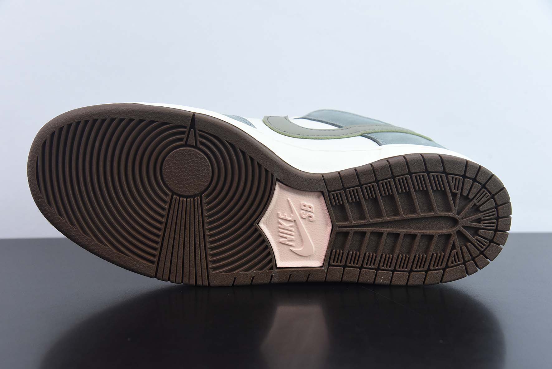 Nk SB 灰色羽毛Dunk Low 联名款 SB低帮休闲运动滑板板鞋货号：FQ1180-001