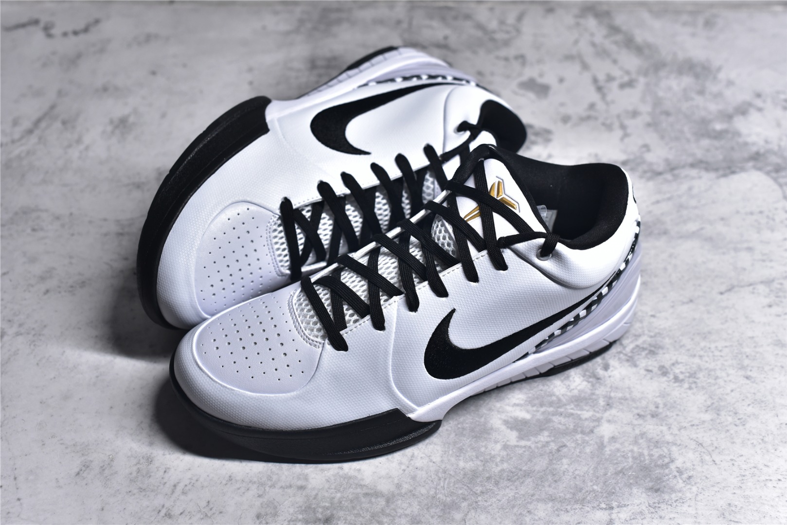 KOBE4鞋码39-46偏小0.5灭