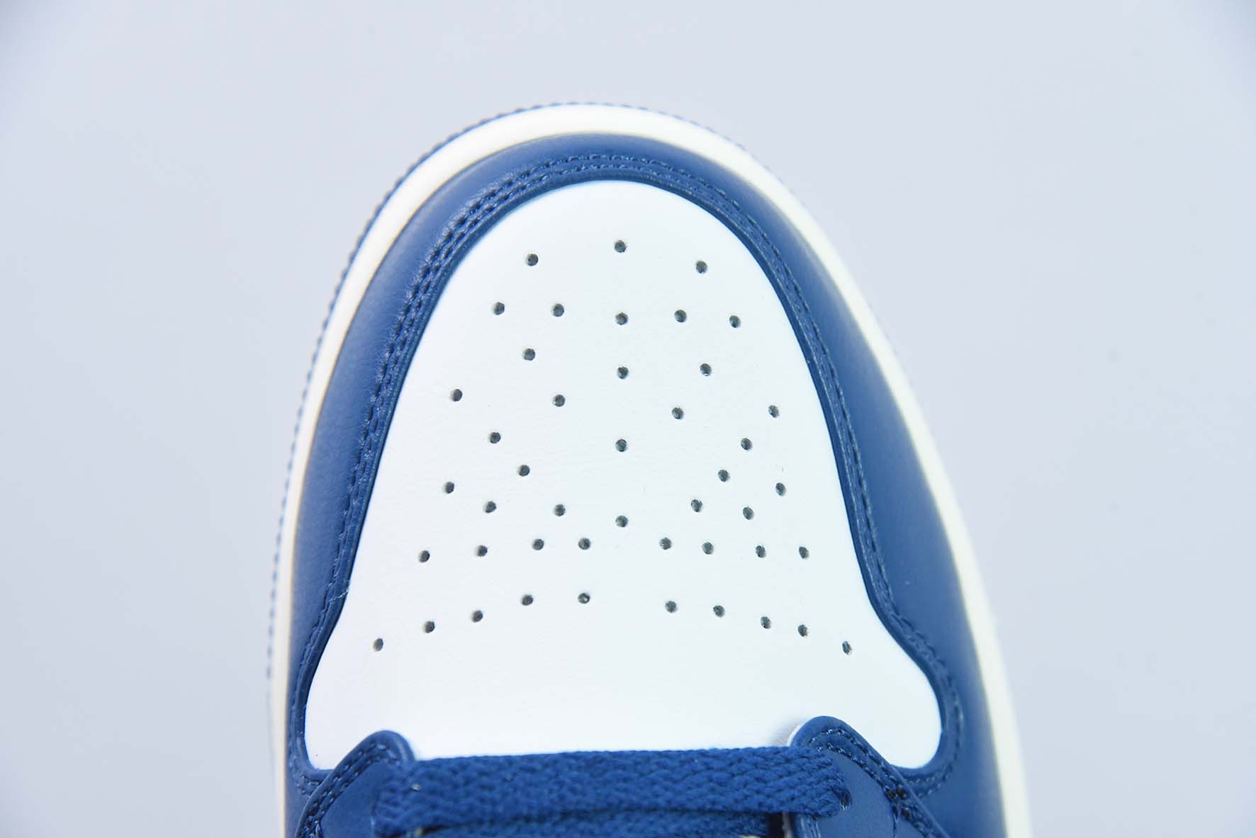 Air Jordan 1 Mid 中帮复古运动鞋 “白蓝红脚趾” BQ6472-146