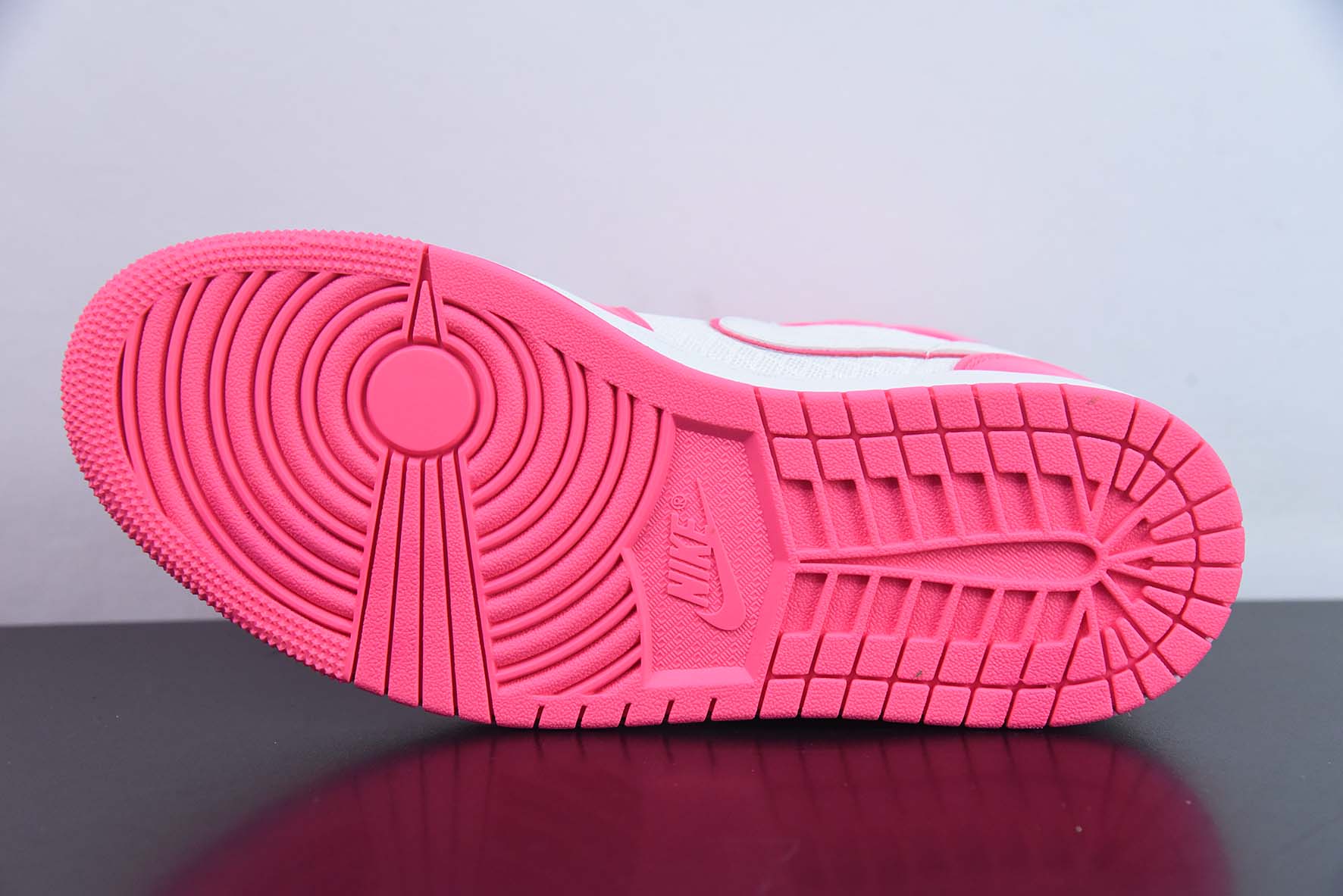 Air Jordan 1 Mid AJ1 乔丹1代中帮篮球鞋/白粉 粉红 2023最新发售 货号：555112-611