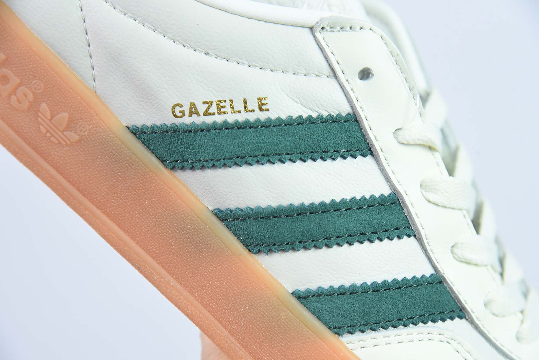 adidas Originals Gazelle Indoor瞪羚羊系列经典板鞋  桑巴 GAZELLE 长舌 货号：ID2567