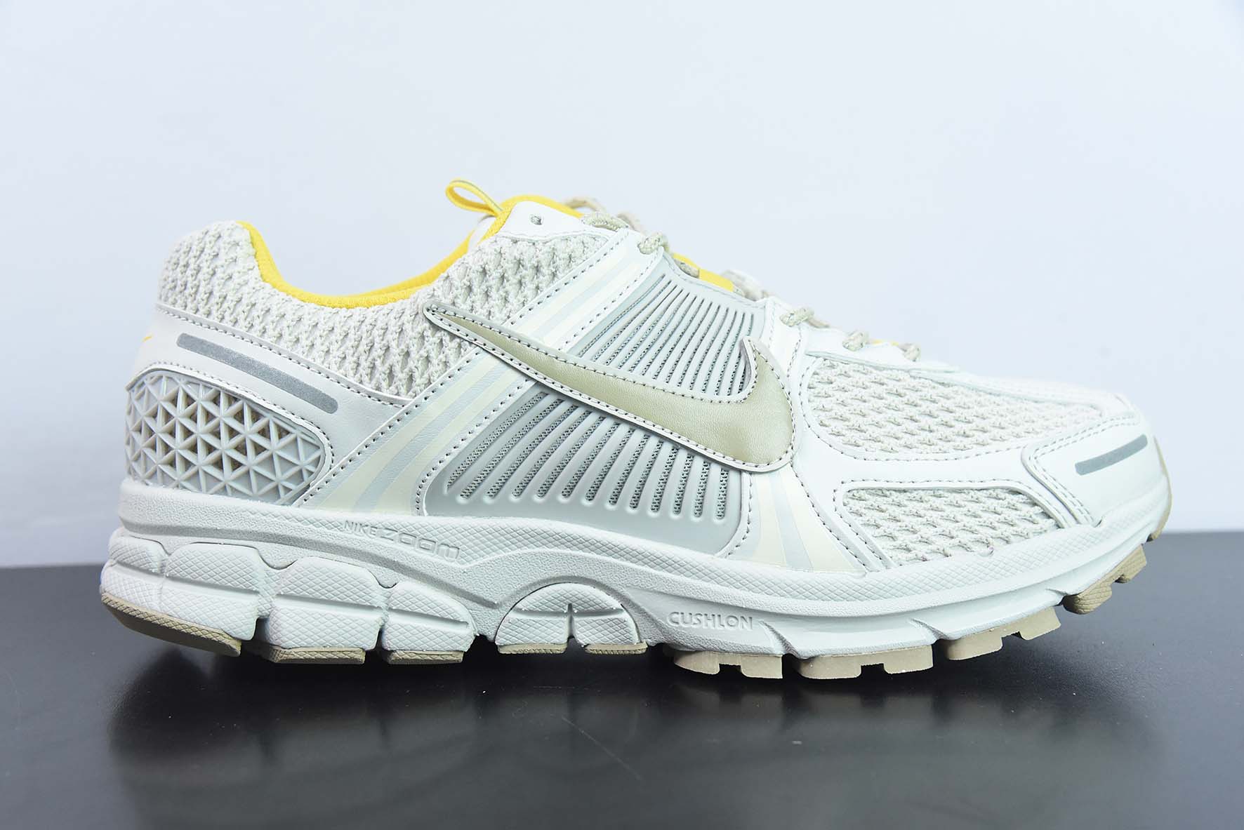 Nike Zoom Vomero 5"Light Bone Yellow"佛莫罗5代系列“骨白浅黄”货号：FJ7694-020