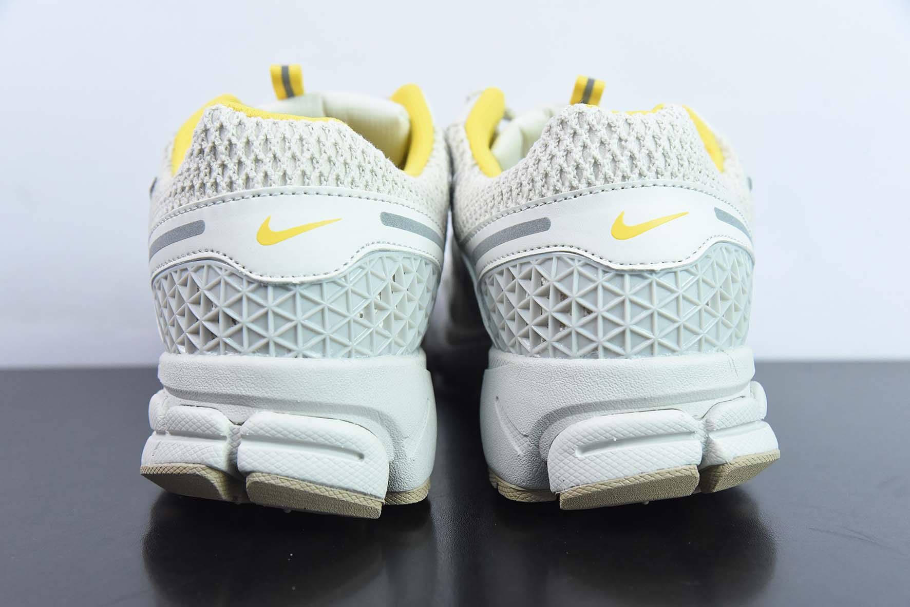 Nike Zoom Vomero 5"Light Bone Yellow"佛莫罗5代系列“骨白浅黄”货号：FJ7694-020