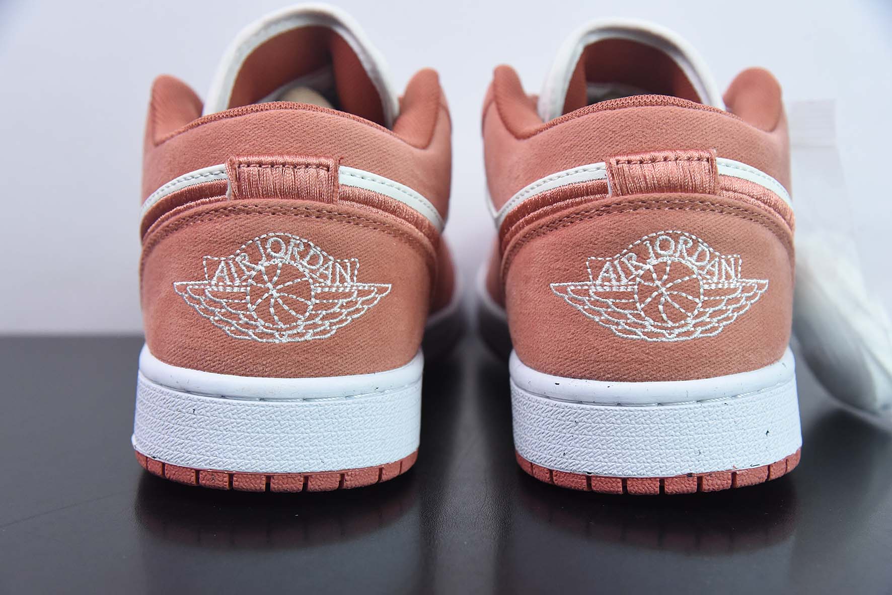 Air Jordan 1 Low AJ1 乔丹1代低帮篮球鞋/白粉 刺绣 2023年新款发售 货号:FN3722-801