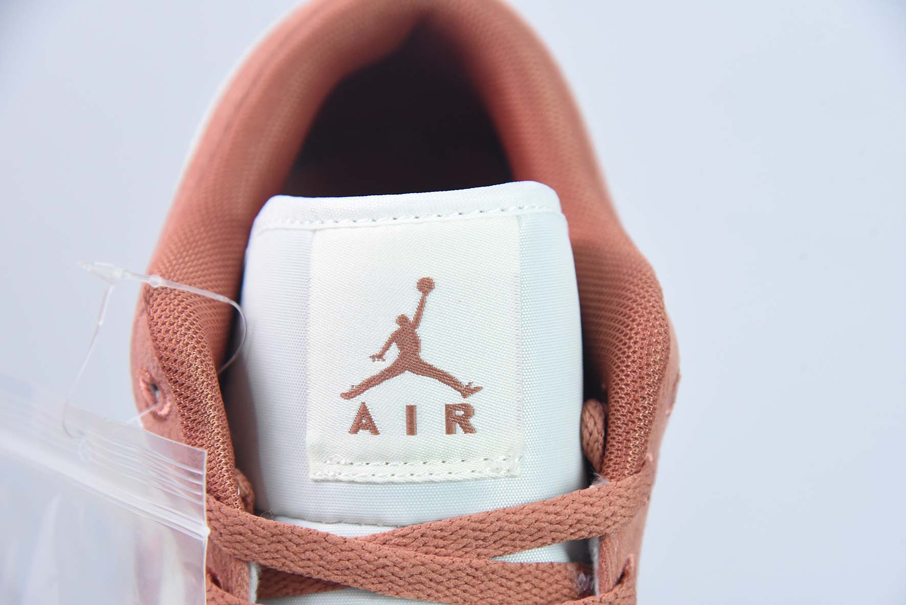 Air Jordan 1 Low AJ1 乔丹1代低帮篮球鞋/白粉 刺绣 2023年新款发售 货号:FN3722-801