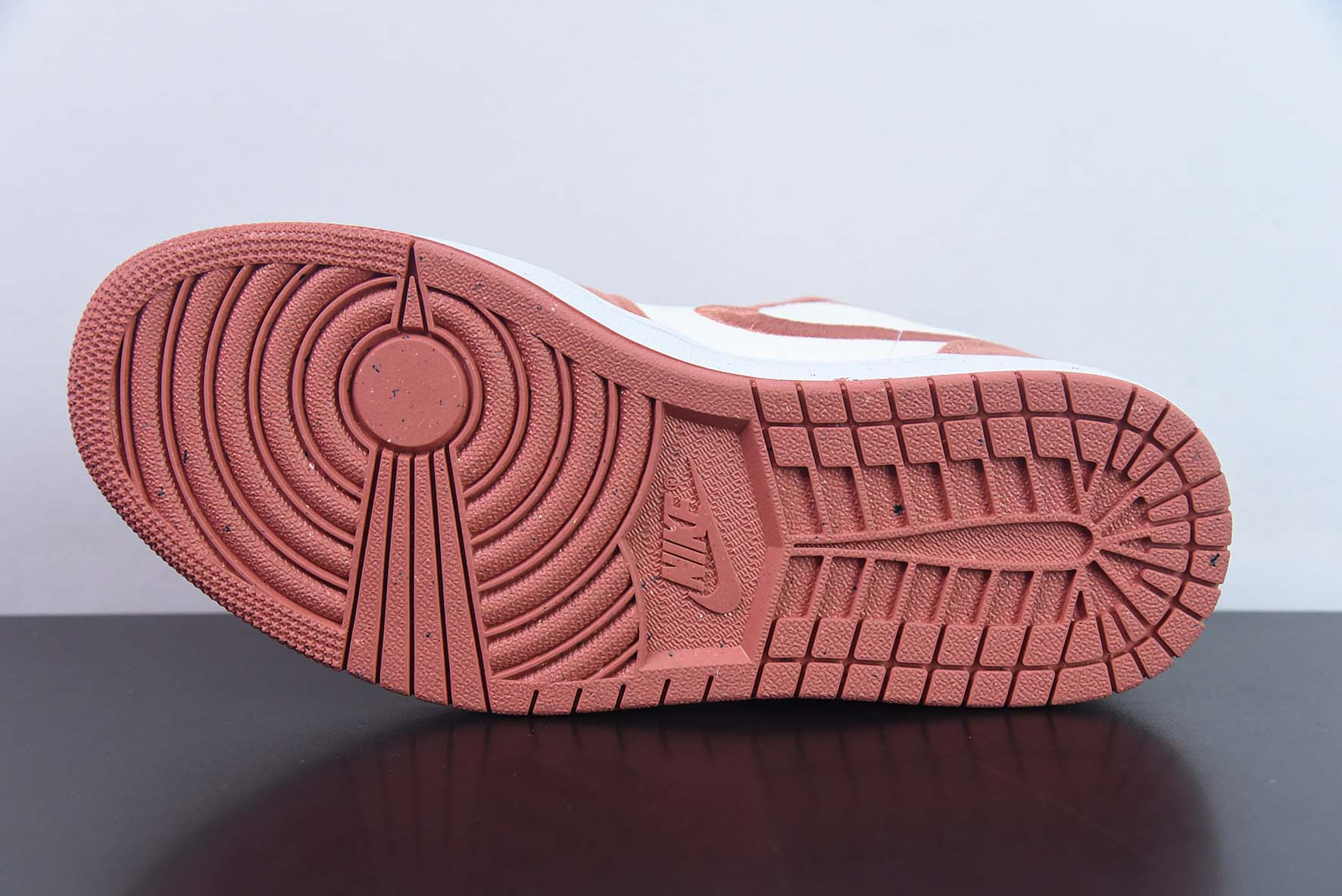 Air Jordan 1 Low AJ1 乔丹1代低帮篮球鞋/白粉 刺绣 2023年新款发售 货号:FN3722-801