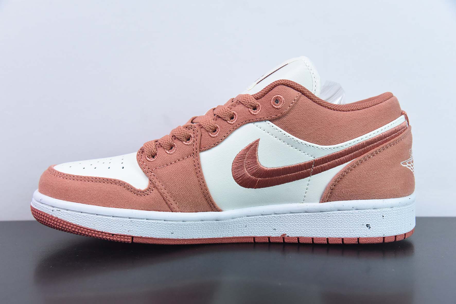 Air Jordan 1 Low AJ1 乔丹1代低帮篮球鞋/白粉 刺绣 2023年新款发售 货号:FN3722-801