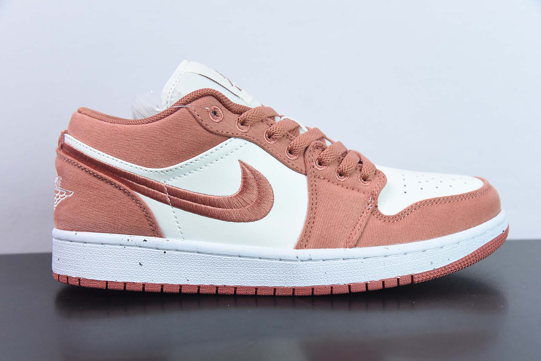 Air Jordan 1 Low AJ1 乔丹1代低帮篮球鞋/白粉 刺绣 2023年新款发售 货号:FN3722-801