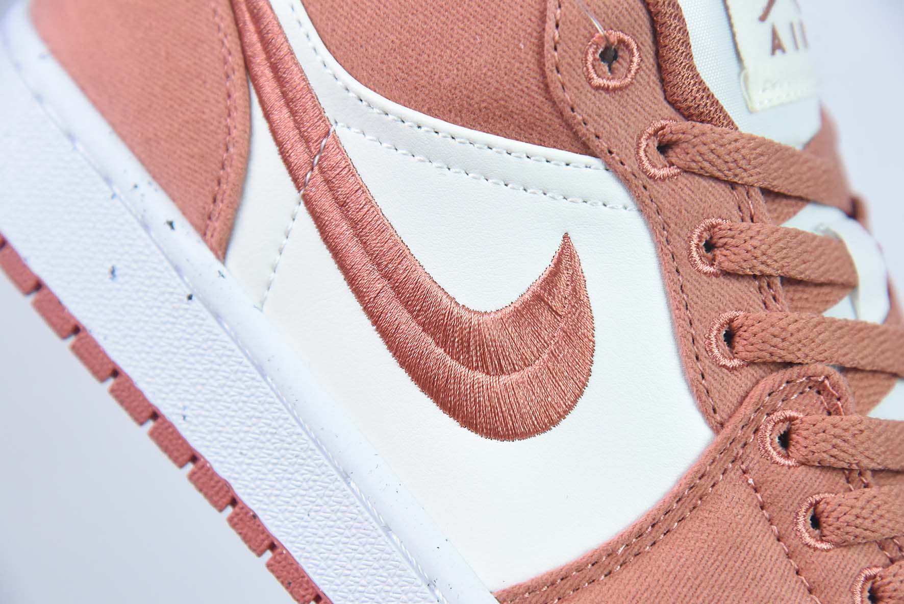 Air Jordan 1 Low AJ1 乔丹1代低帮篮球鞋/白粉 刺绣 2023年新款发售 货号:FN3722-801