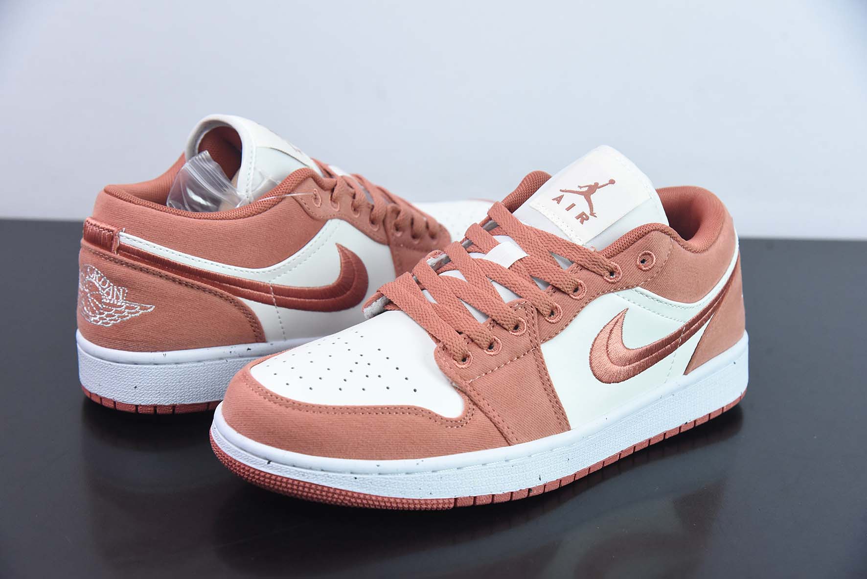 Air Jordan 1 Low AJ1 乔丹1代低帮篮球鞋/白粉 刺绣 2023年新款发售 货号:FN3722-801