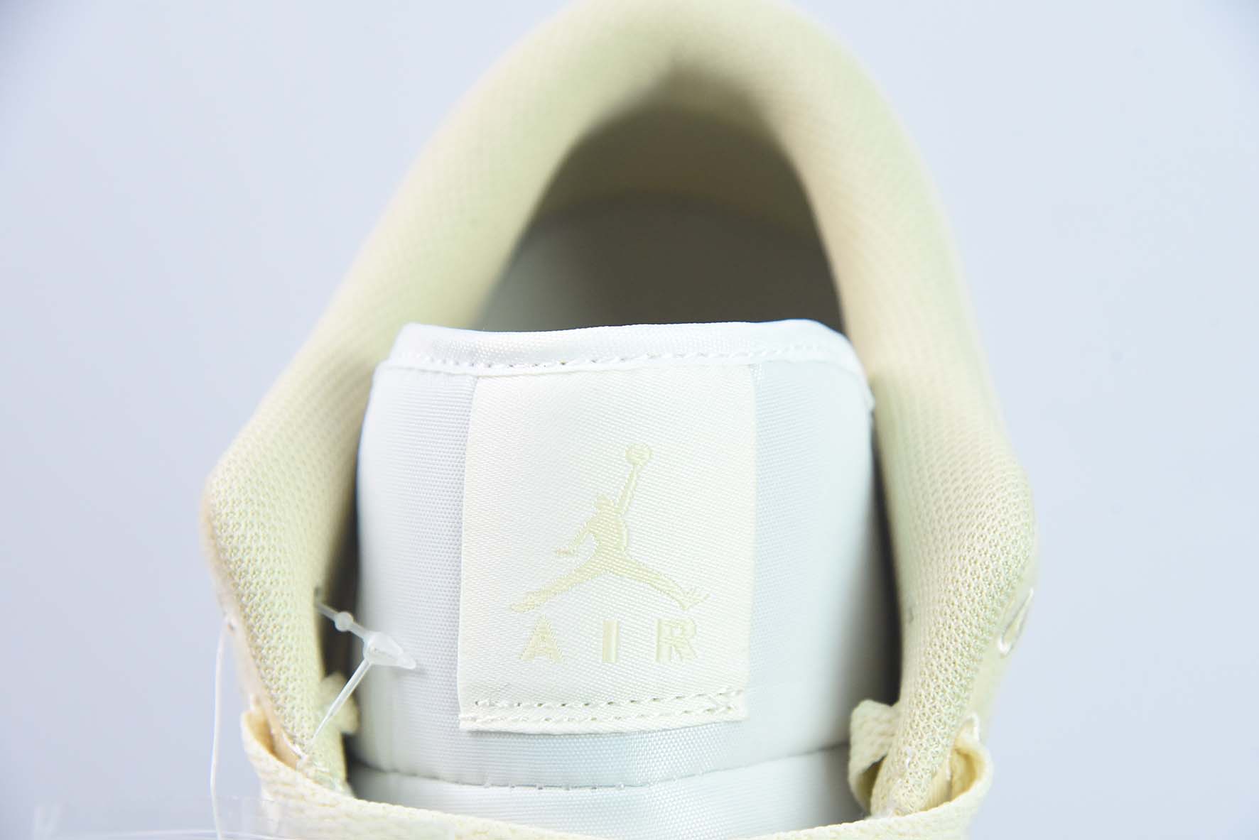 Air Jordan 1 Low AJ1 乔丹1代低帮篮球鞋/白黄 刺绣 2023年新款发售 货号：FN3722-701
