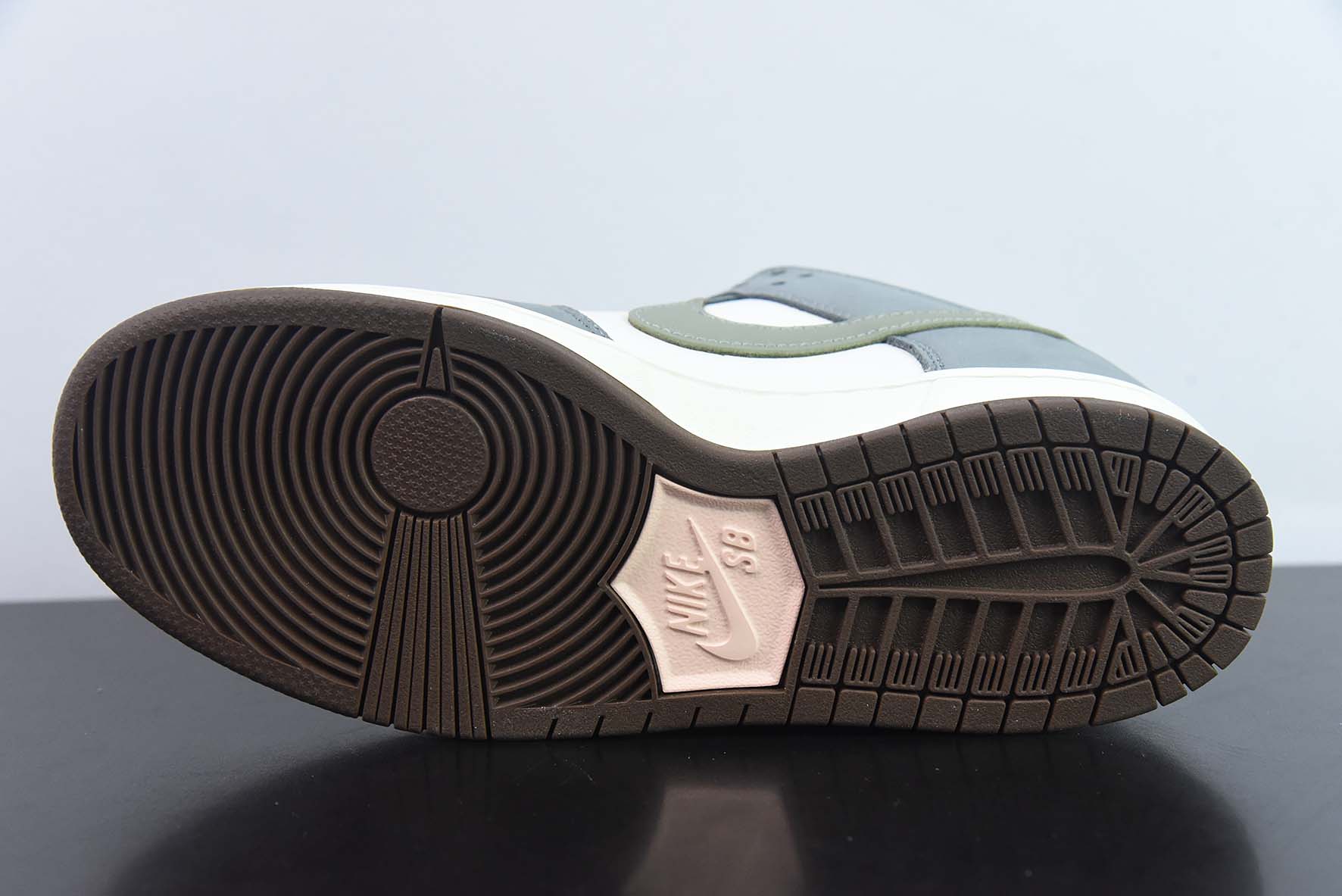Nike Dunk Low ✖ Yuto Horigome 联名灰白羽毛低帮运动鞋 货号：FQ1180 001