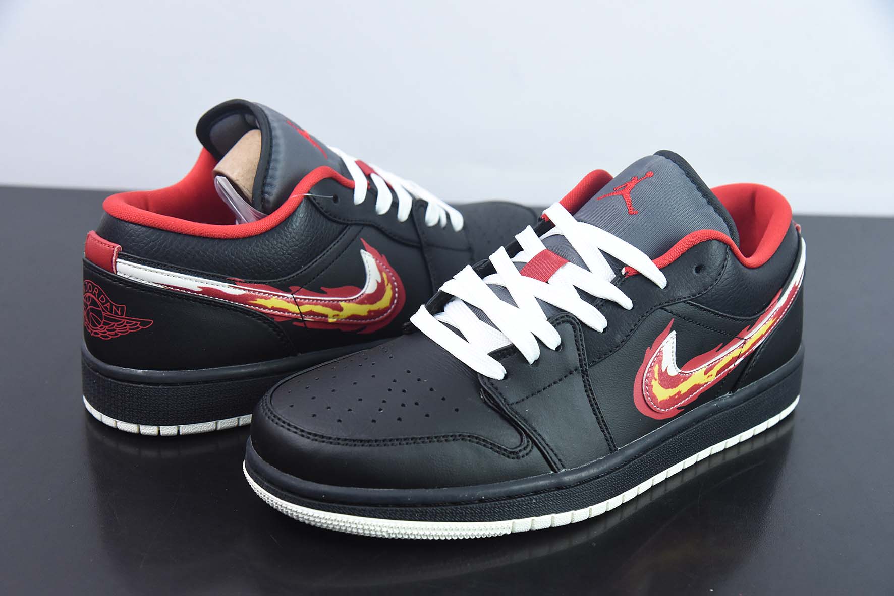 Air Jordan 1 Low "Flaming Swoosh" AJ1 乔1黑红火焰低帮运动鞋 货号:FJ7073-010
