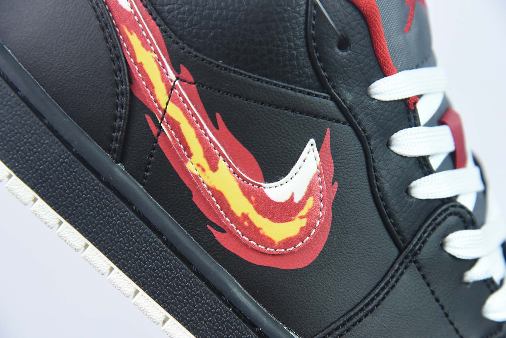 Air Jordan 1 Low "Flaming Swoosh" AJ1 乔1黑红火焰低帮运动鞋 货号:FJ7073-010