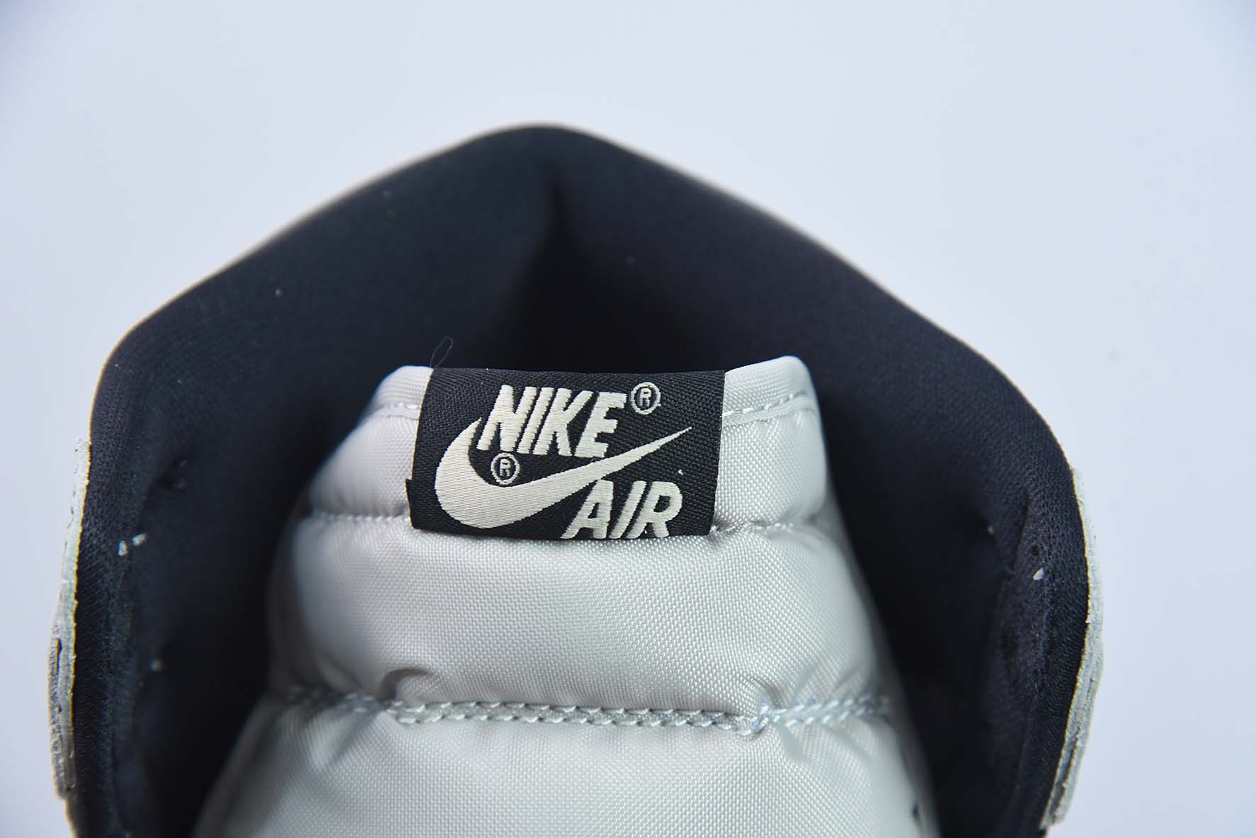 Air Jordan1 AJ1 乔丹1代高帮篮球鞋/黑白灰 爆裂纹 大象纹货号：DZ5485-052