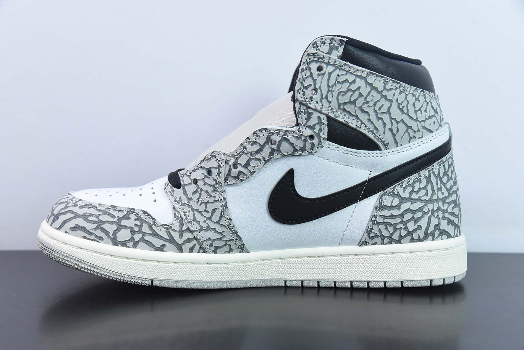 Air Jordan1 AJ1 乔丹1代高帮篮球鞋/黑白灰 爆裂纹 大象纹货号：DZ5485-052