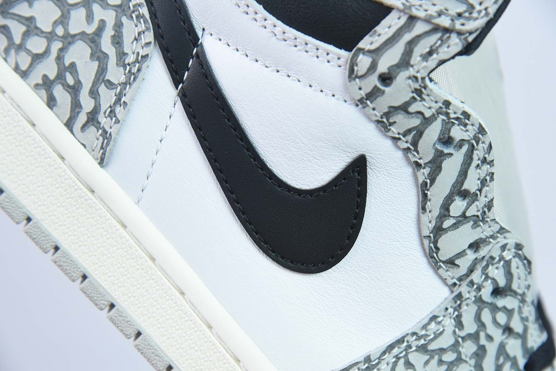 Air Jordan1 AJ1 乔丹1代高帮篮球鞋/黑白灰 爆裂纹 大象纹货号：DZ5485-052