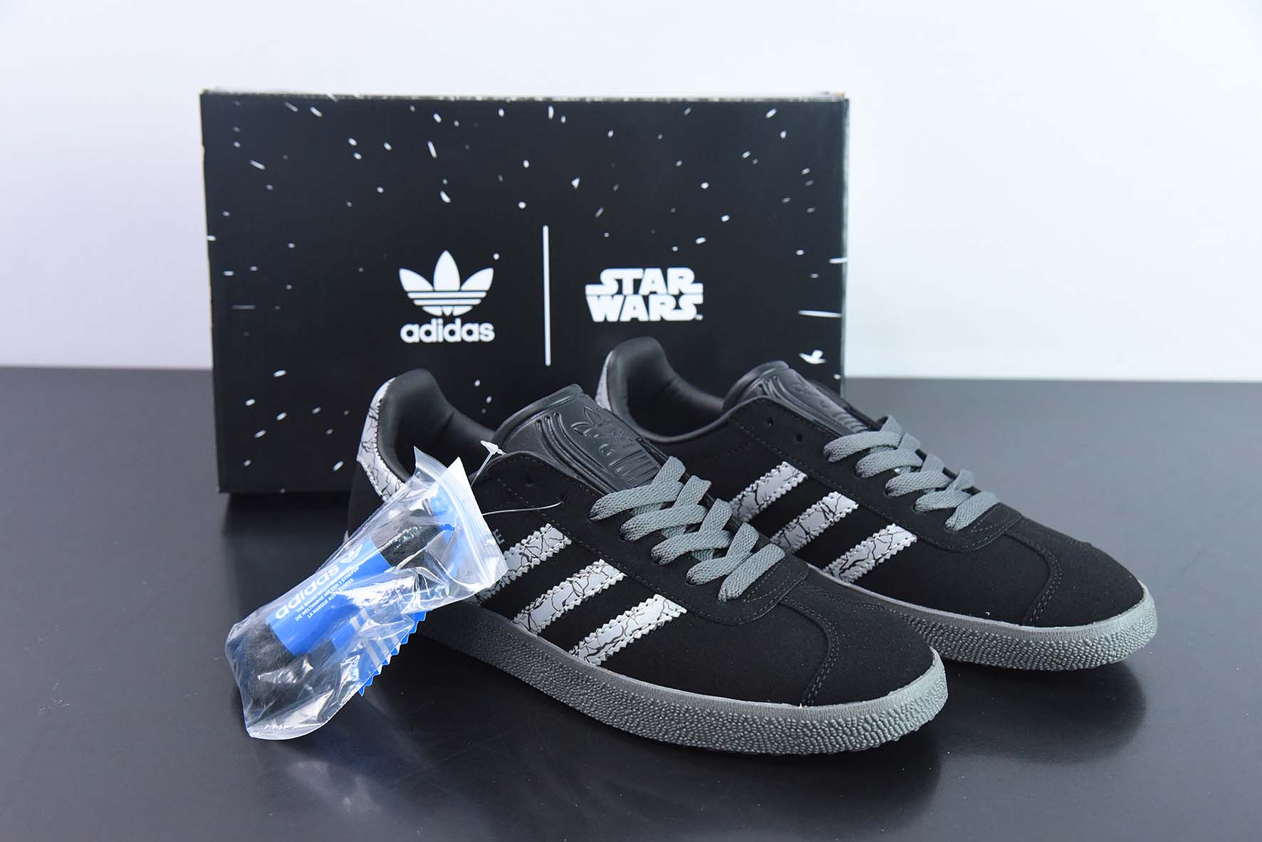 adidas Originals Gazelle 瞪羚羊系列经典板鞋 GAZELLE 三叶草 印花纹 货号:GZ2753