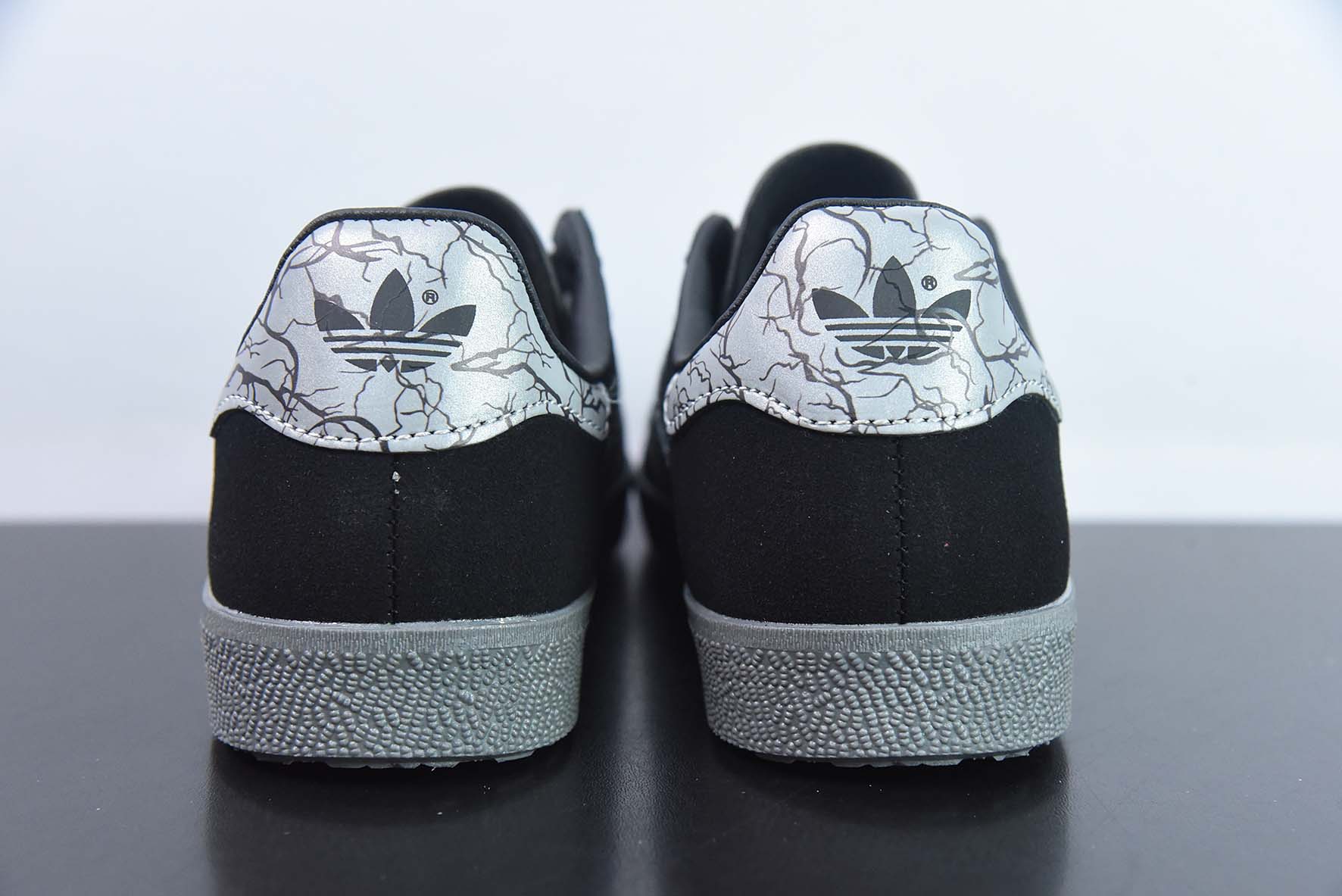 adidas Originals Gazelle 瞪羚羊系列经典板鞋 GAZELLE 三叶草 印花纹 货号:GZ2753