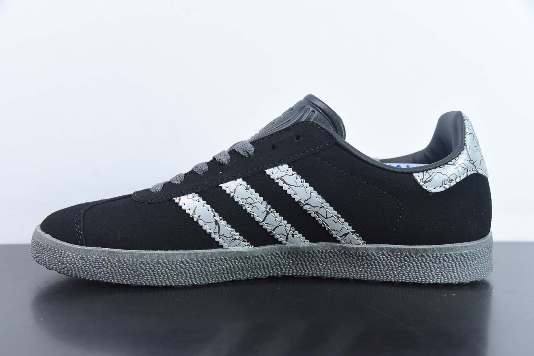 adidas Originals Gazelle 瞪羚羊系列经典板鞋 GAZELLE 三叶草 印花纹 货号:GZ2753