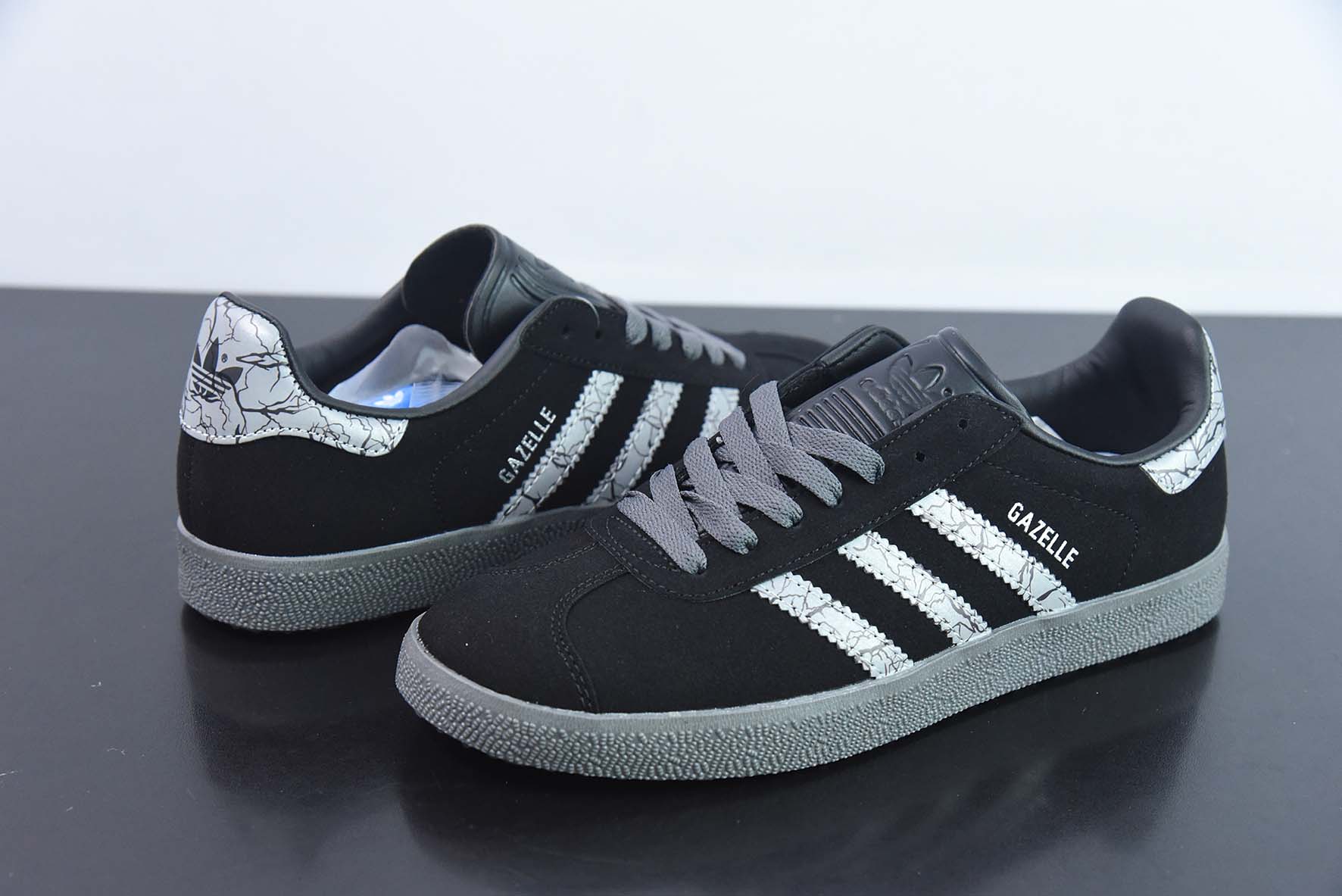 adidas Originals Gazelle 瞪羚羊系列经典板鞋 GAZELLE 三叶草 印花纹 货号:GZ2753