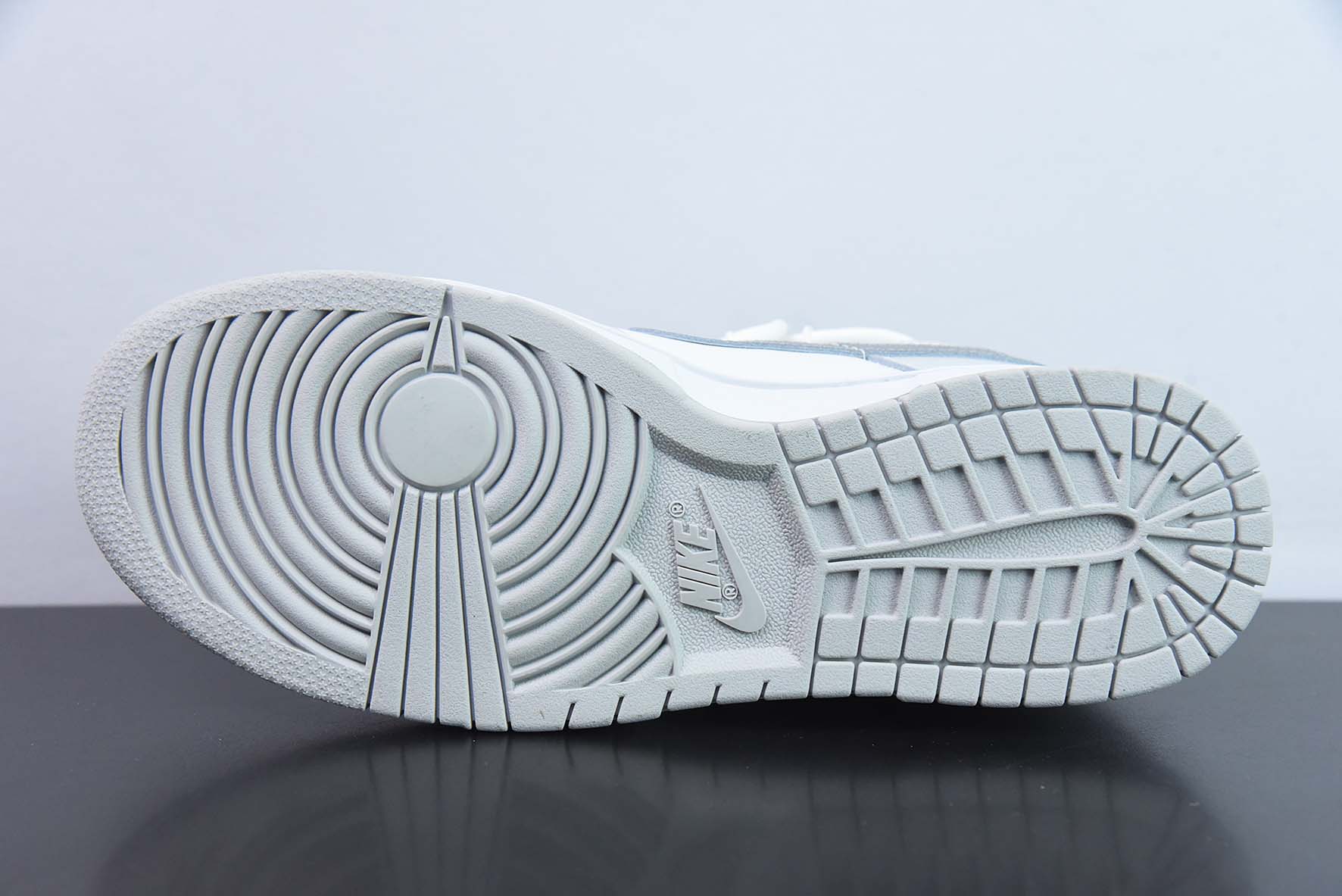Nike Dunk Low SB 低帮滑板鞋/白灰 绑带 定制版