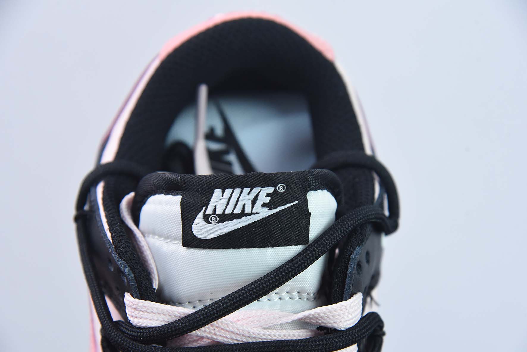Nike Dunk Low SB 低帮滑板鞋/白黑粉 绑带 定制版