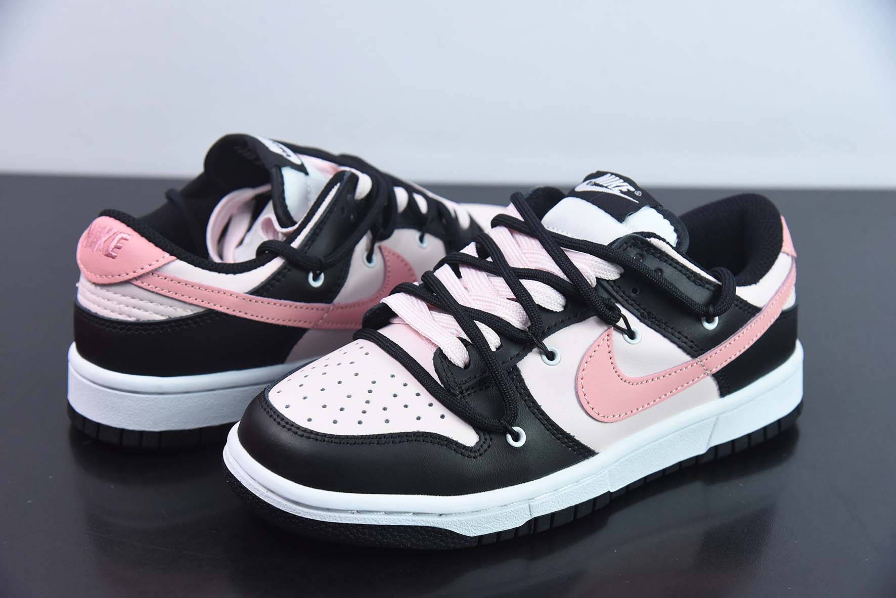 Nike Dunk Low SB 低帮滑板鞋/白黑粉 绑带 定制版
