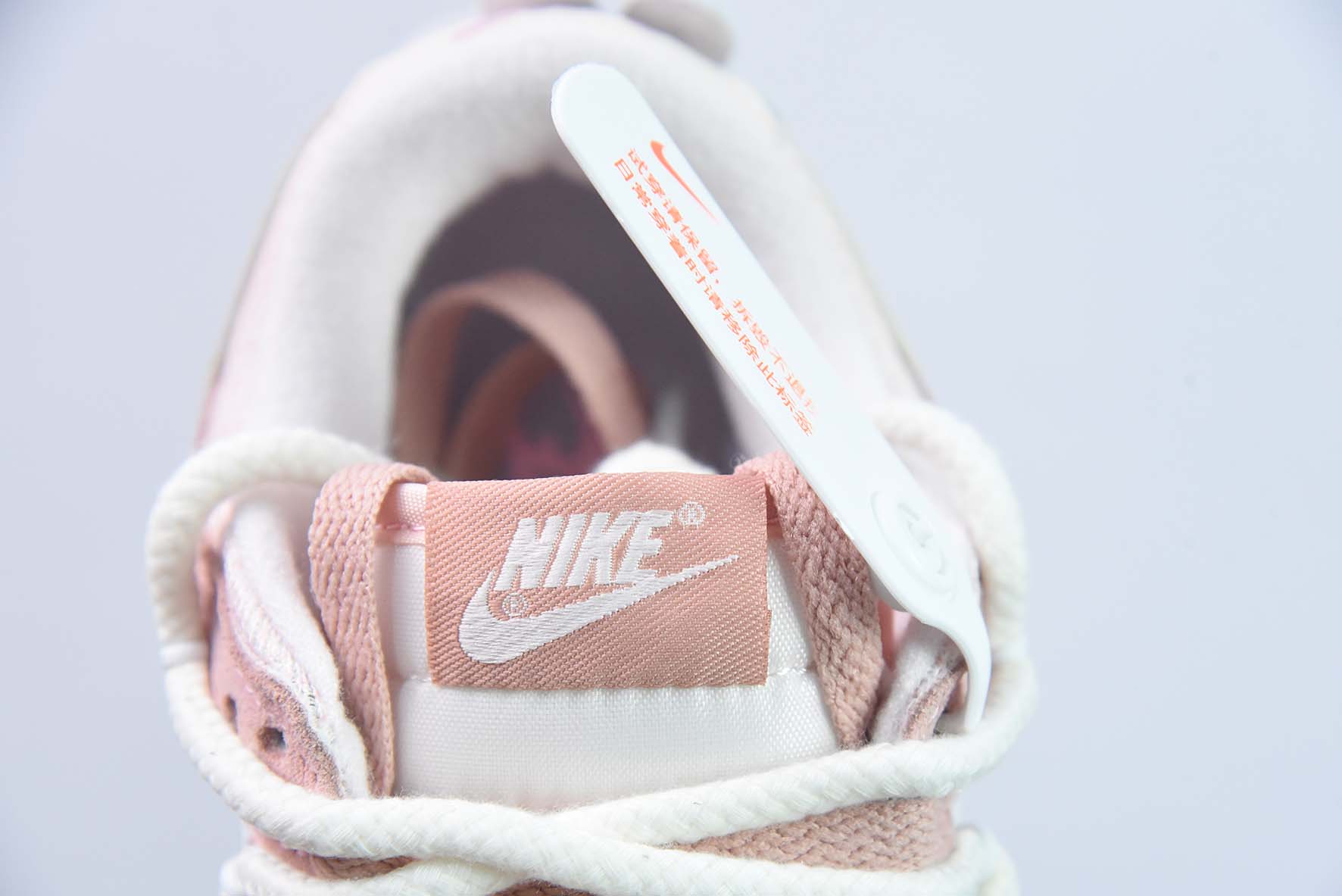 Nike Dunk Low SB 低帮滑板鞋/泰迪熊白粉绑带