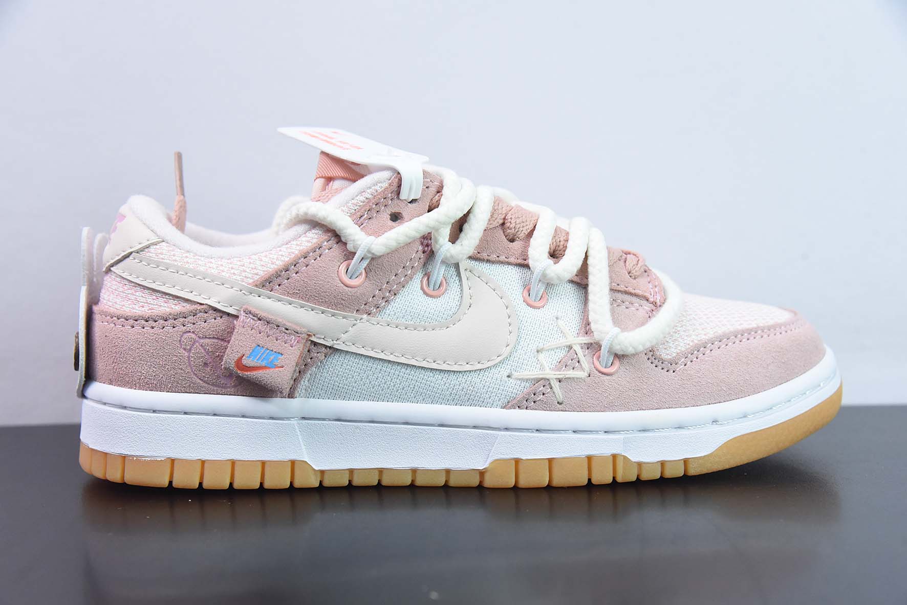 Nike Dunk Low SB 低帮滑板鞋/泰迪熊白粉绑带