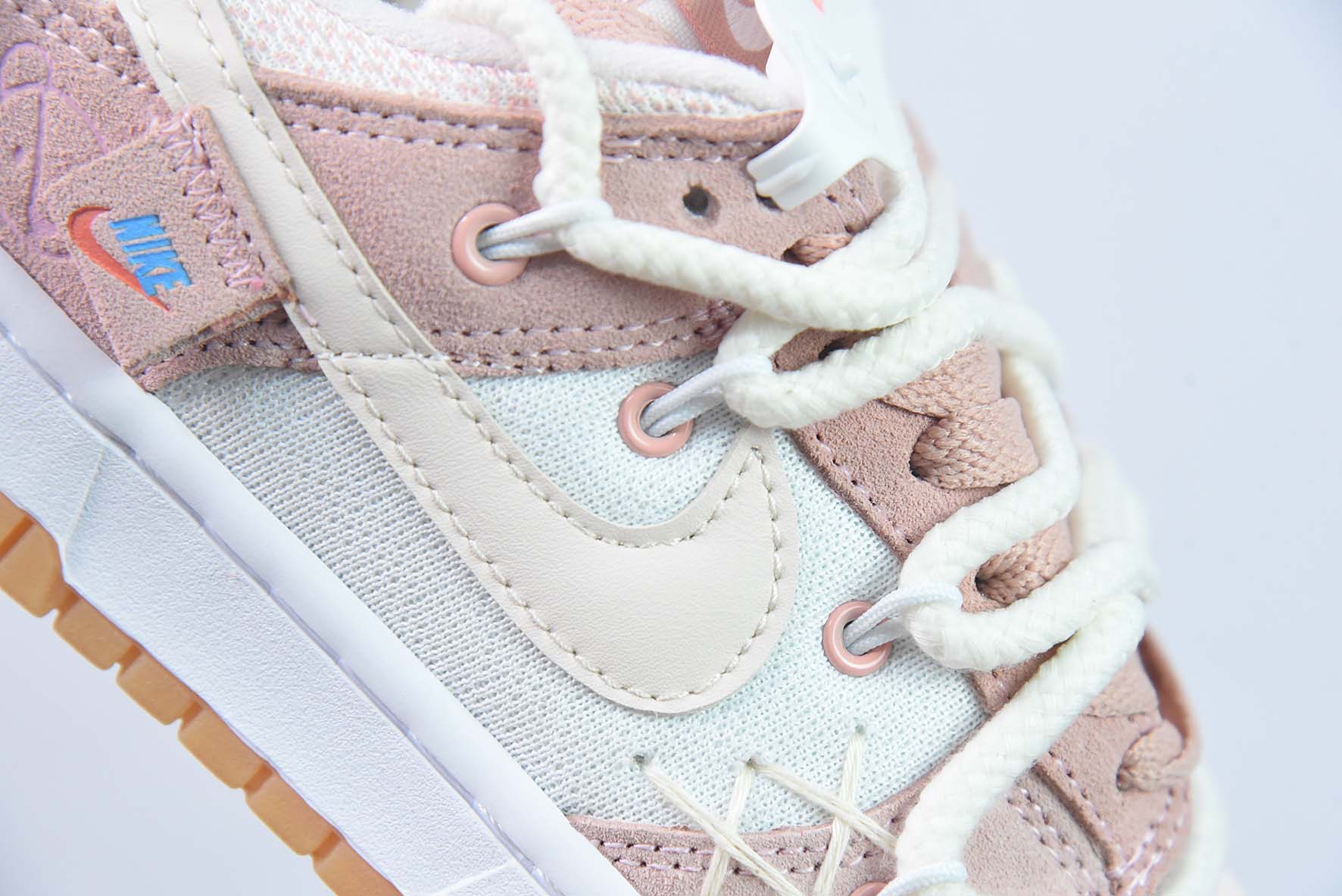 Nike Dunk Low SB 低帮滑板鞋/泰迪熊白粉绑带