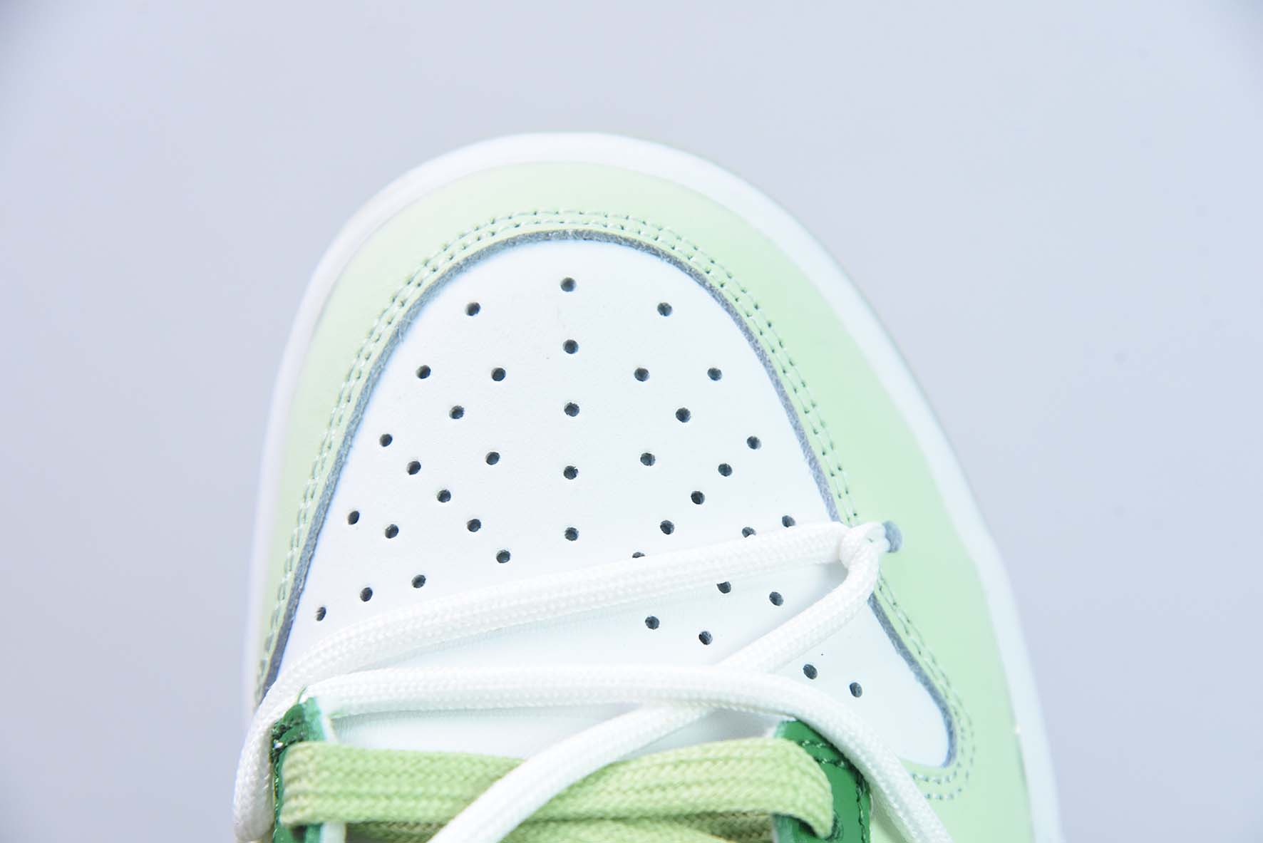 Nike Dunk Low SB 低帮滑板鞋/白浅绿 定制版