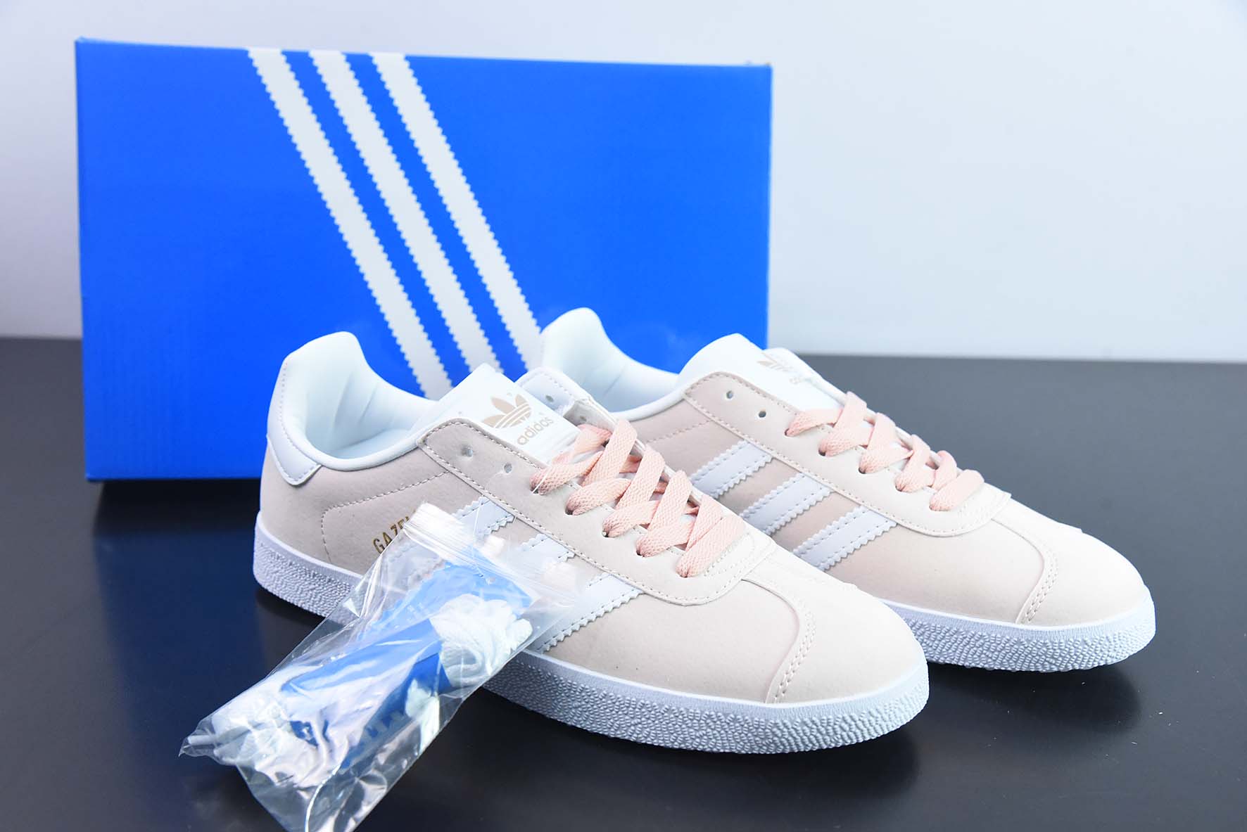 Adidas Originals Gazelle 轻便型低帮复古百搭休闲运动板鞋 三叶草 金字GAZELLE 货号:BB5472