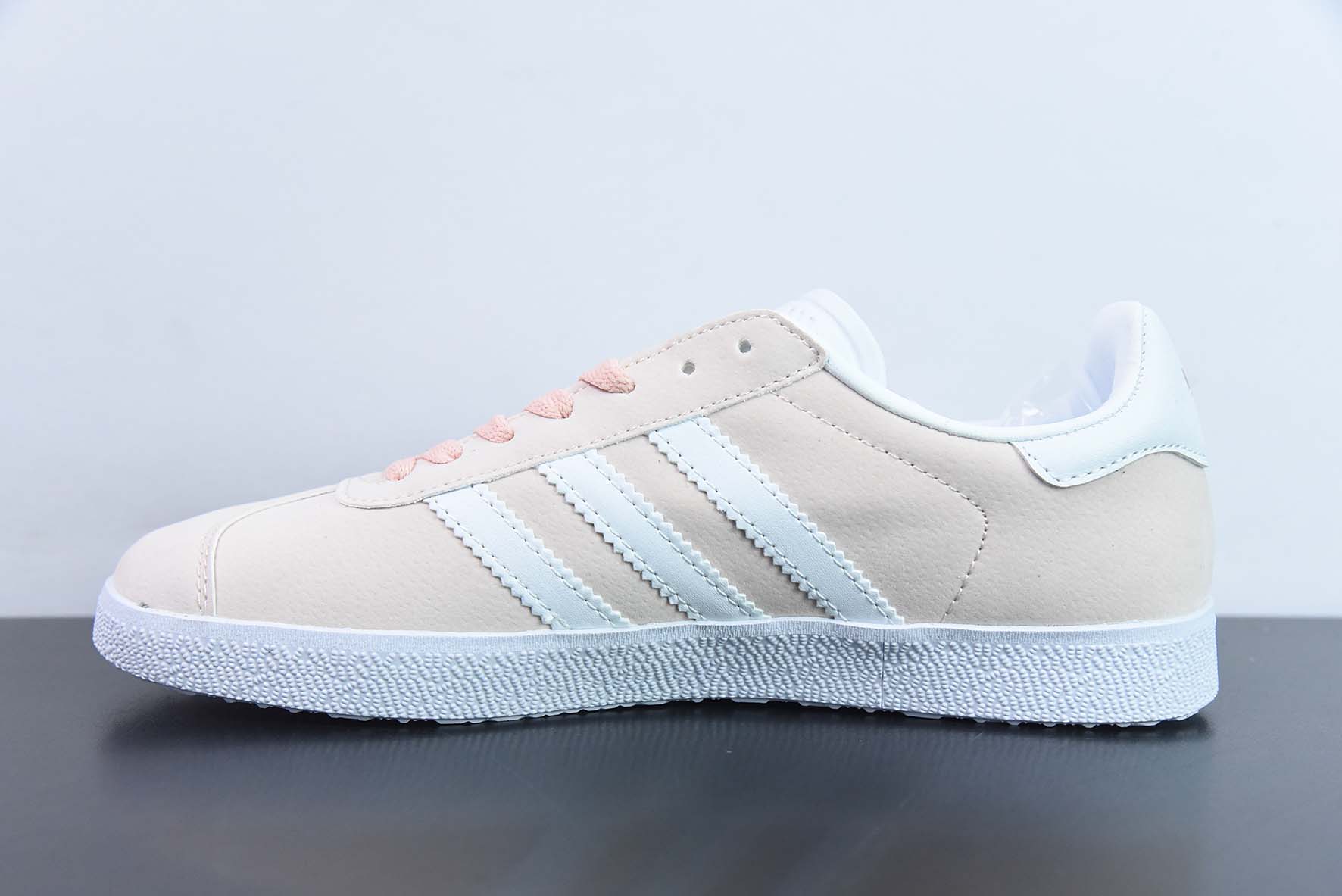 Adidas Originals Gazelle 轻便型低帮复古百搭休闲运动板鞋 三叶草 金字GAZELLE 货号:BB5472