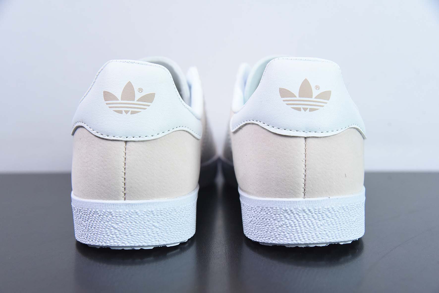 Adidas Originals Gazelle 轻便型低帮复古百搭休闲运动板鞋 三叶草 金字GAZELLE 货号:BB5472