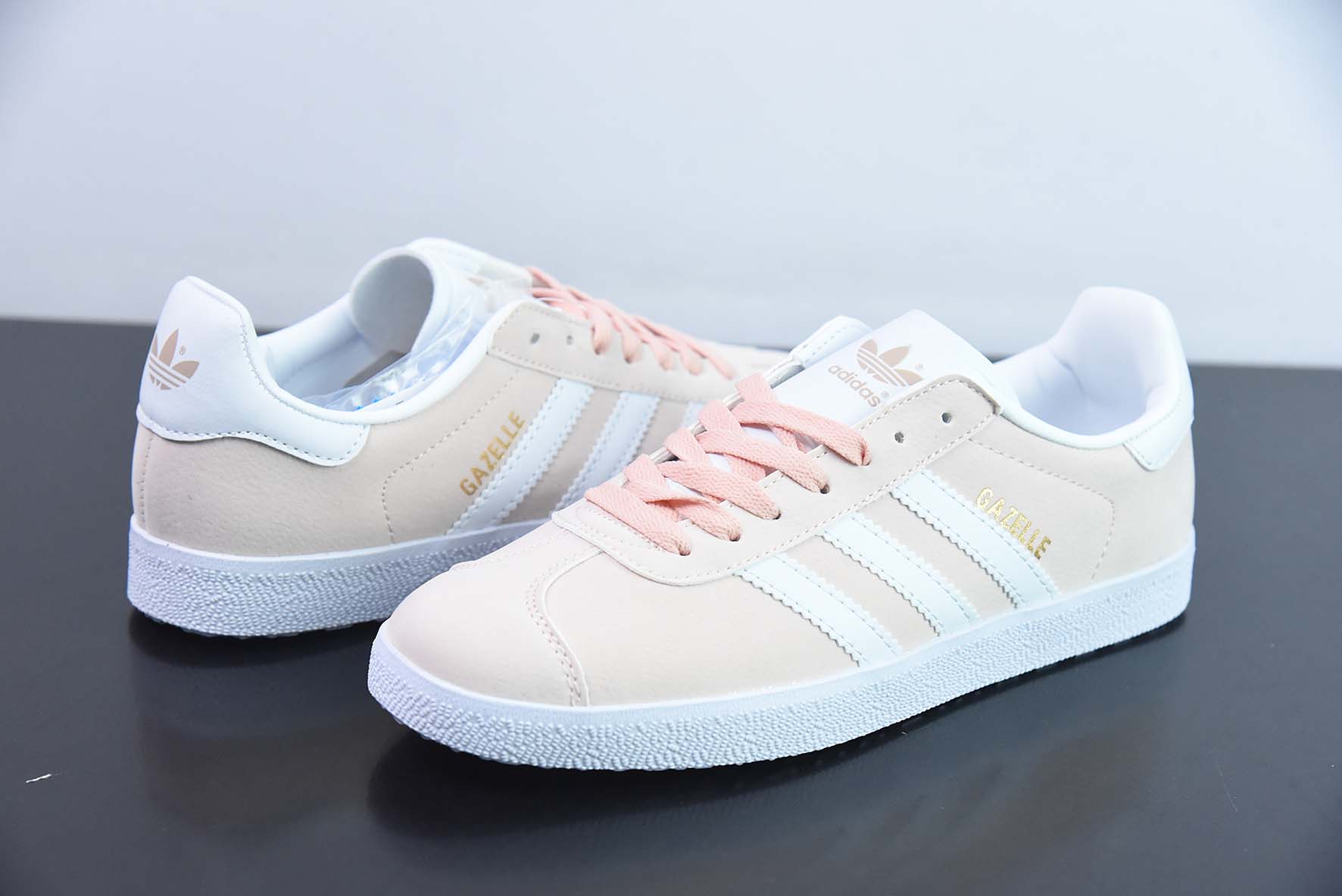 Adidas Originals Gazelle 轻便型低帮复古百搭休闲运动板鞋 三叶草 金字GAZELLE 货号:BB5472