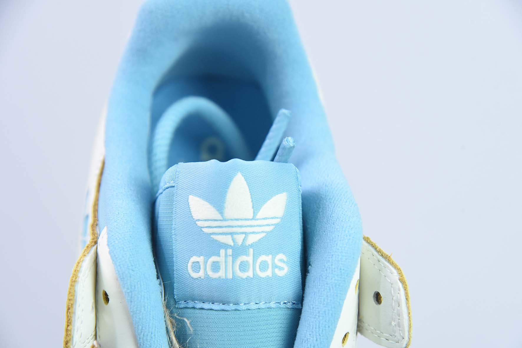 Adidas Forum 84 Low 阿迪 84 CL经典魔术贴复古板鞋 乳白/蓝 货号:FZ6342