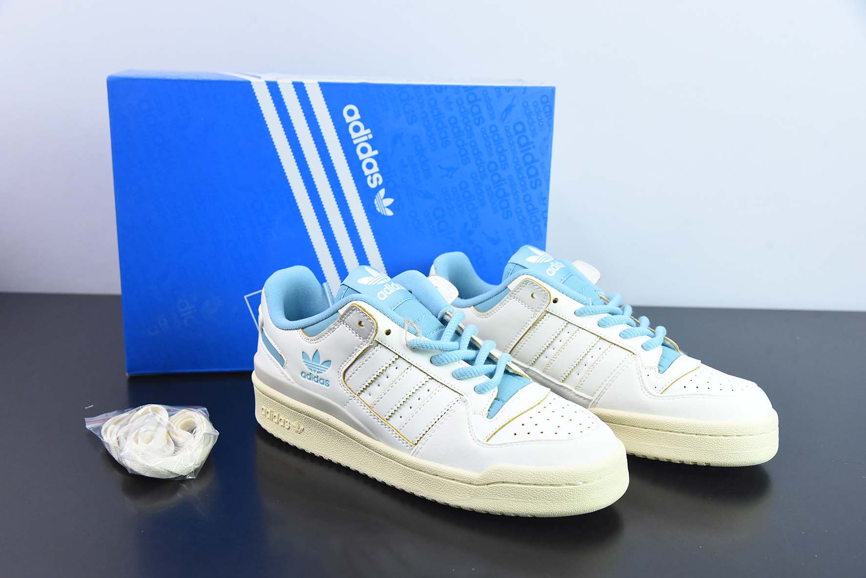 Adidas Forum 84 Low 阿迪 84 CL经典魔术贴复古板鞋 乳白/蓝 货号:FZ6342