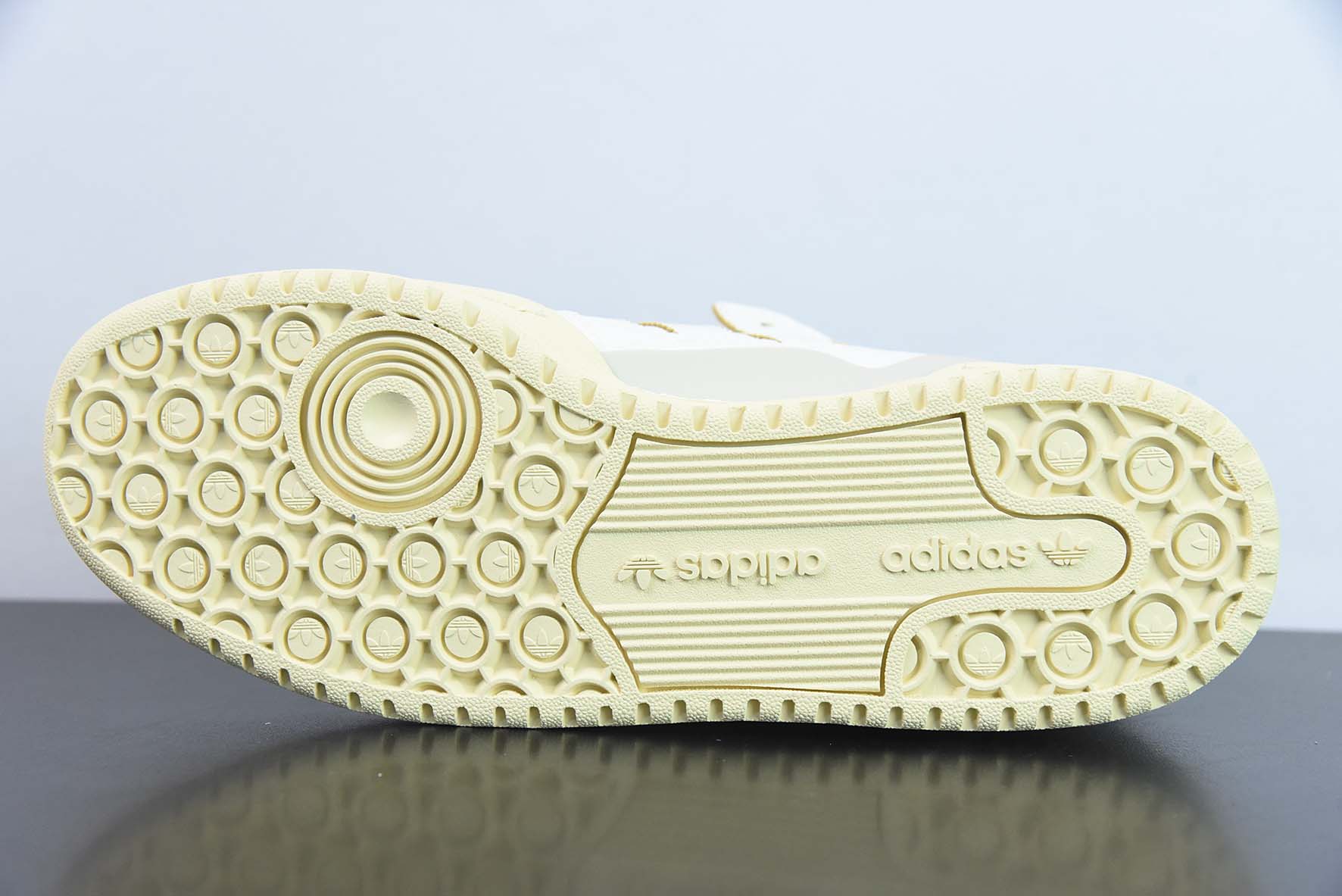 Adidas Forum 84 Low 阿迪 84 CL经典魔术贴复古板鞋 乳白/蓝 货号:FZ6342