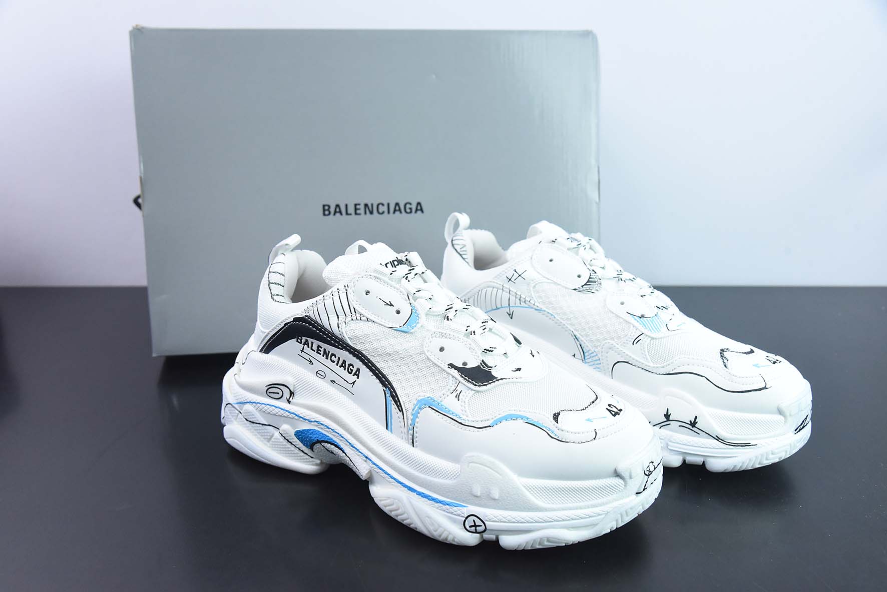 Balenciaga Triple S 巴黎世家 联名款 涂鸦 印花 一代 1.0运动鞋