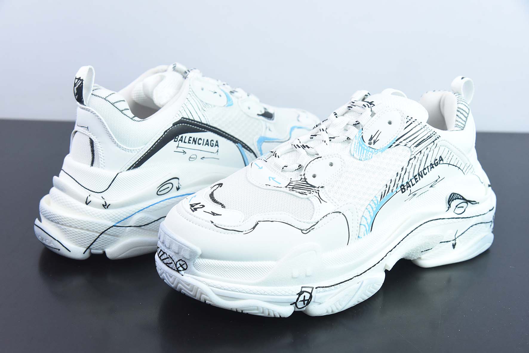 Balenciaga Triple S 巴黎世家 联名款 涂鸦 印花 一代 1.0运动鞋