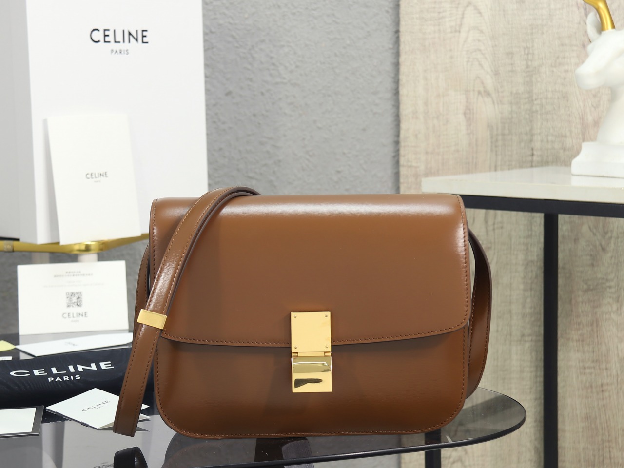 NO:187473,[Excellent quality all-steel hardware] #CELINE Classic Box #Use new imported cowhide with lambskin inner lining, the hardware is made of stainless steel, which can better cooperate with each other to reflect the sense of time. The Classic Box with traces of use reflects its unique retro style. The capacity is very OK, and the shoulder straps can also be adjusted. Size 24cm (164173), Super Celline, christian louboutin, celine, celine, cowhide, sheepskin19860909【特级品质 全钢五金】 #CELINE Classic Box #采用全新进口牛皮搭配羔羊皮内里在五金上采用了精钢材质,可以更好的相互配合体现岁月感,有使用痕迹的Classic Box体现出独有的复古气派.容量很ok,肩带同可样以调节.尺寸24cm（164173）,特级赛琳,christian louboutin,celine,celine,cowhide,sheepskin,Bag
