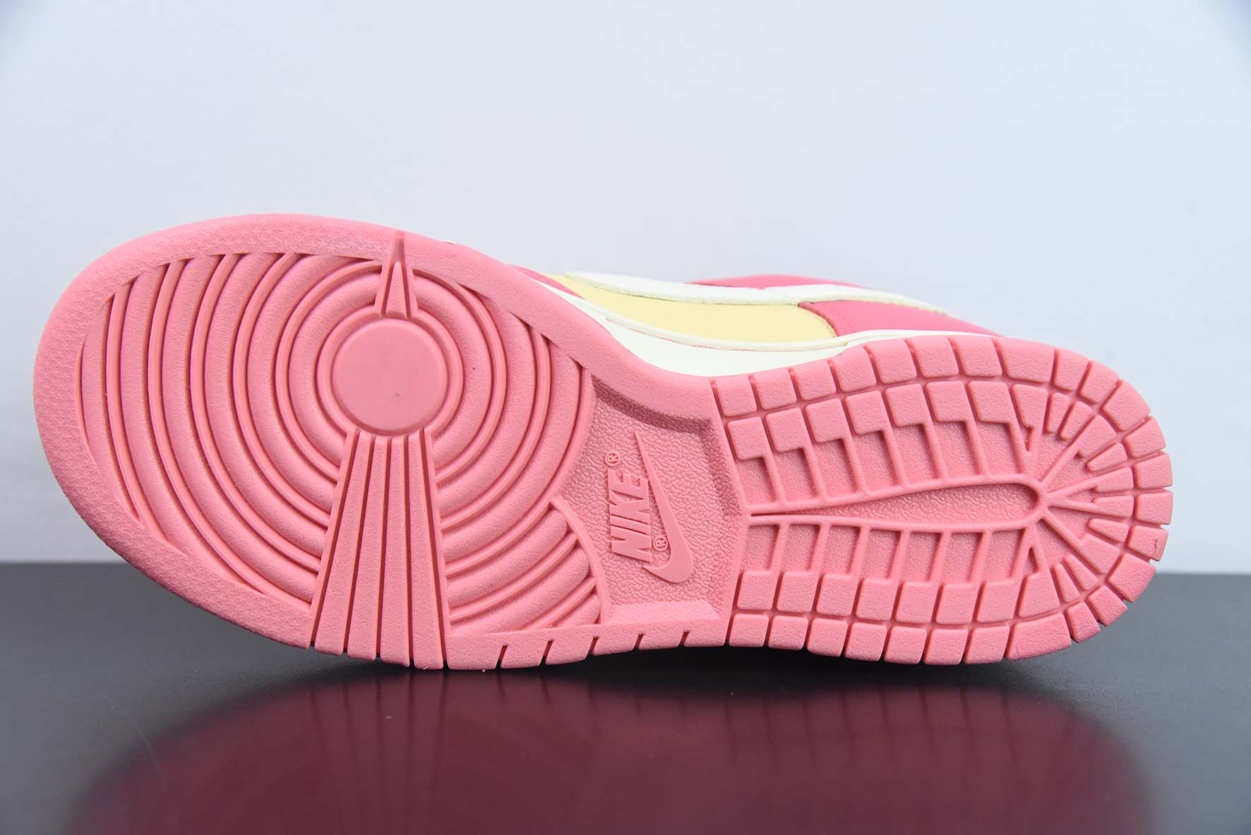 Nike SB Dunk Low 黄粉色运动板鞋 货号：DH9765 200